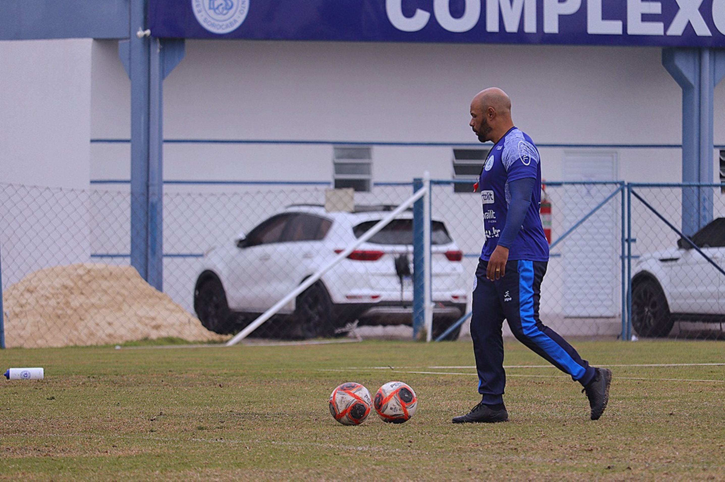 Fabiano Carneiro caminha pelo CT Humberto Reale: ele garante que a equipe está focada e confiante
