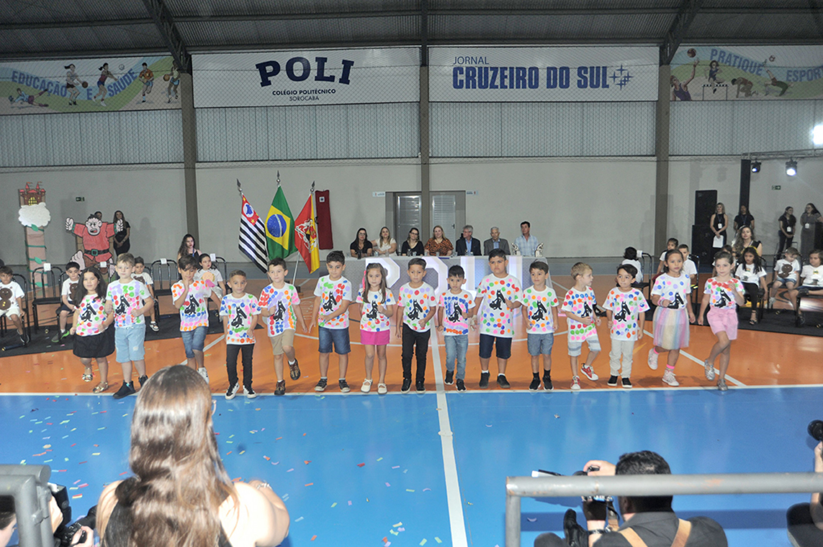 Esse recurso lúdico facilita a associação entre imagem e palavra, fortalecendo 
o vocabulário e aproximando as crianças do universo da leitura e escrita