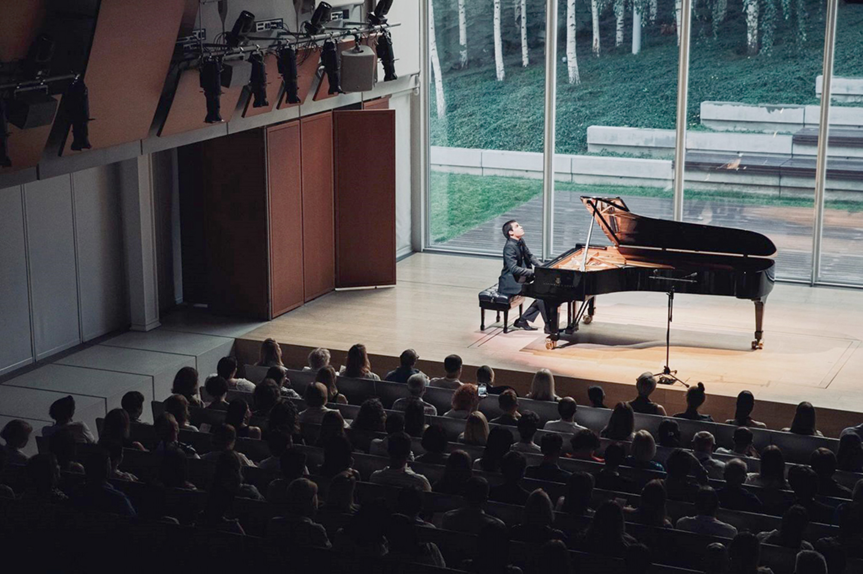 Théo conta que já se apresentou na Áustria, Espanha, Inglaterra, Holanda, Itália e Rússia
