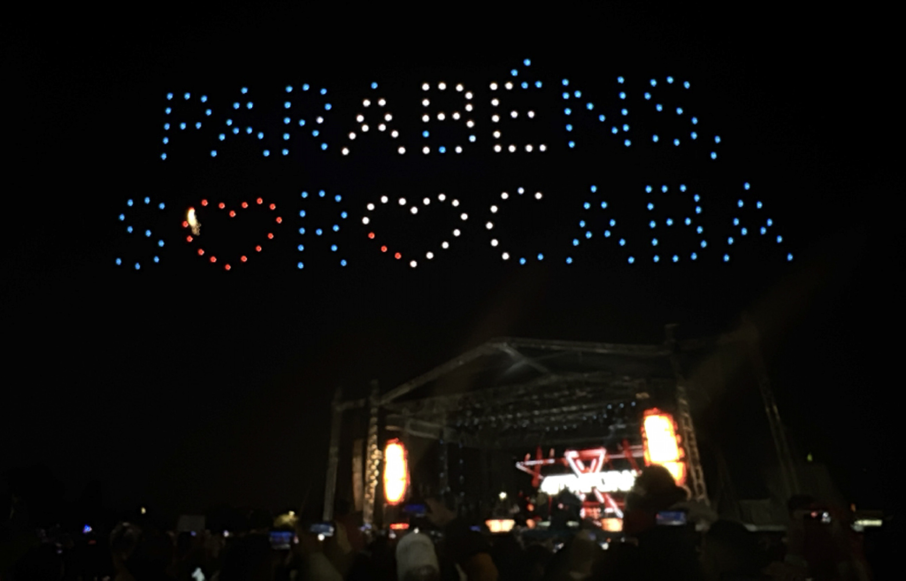 Drones dão show no céu e formam a frase Parabéns, Sorocaba
