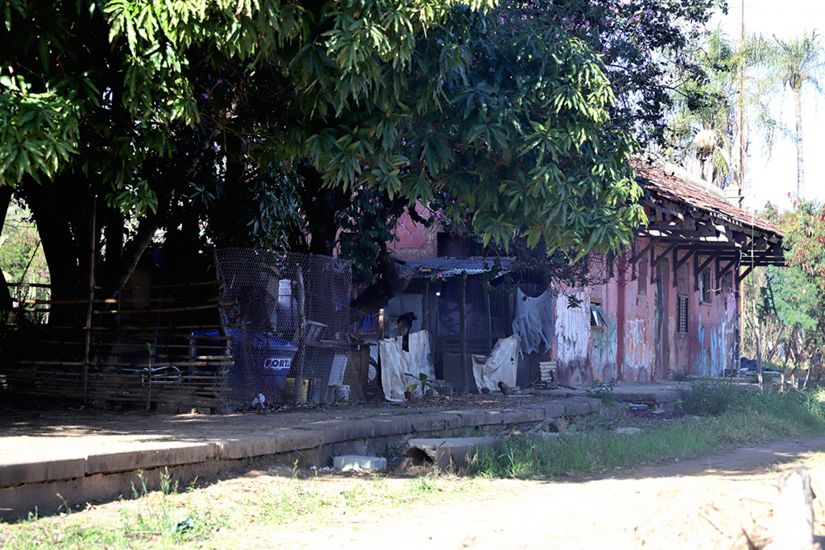 Patrimônios históricos do bairro, como a antiga estação ferroviária, estão entregues ao abandono
