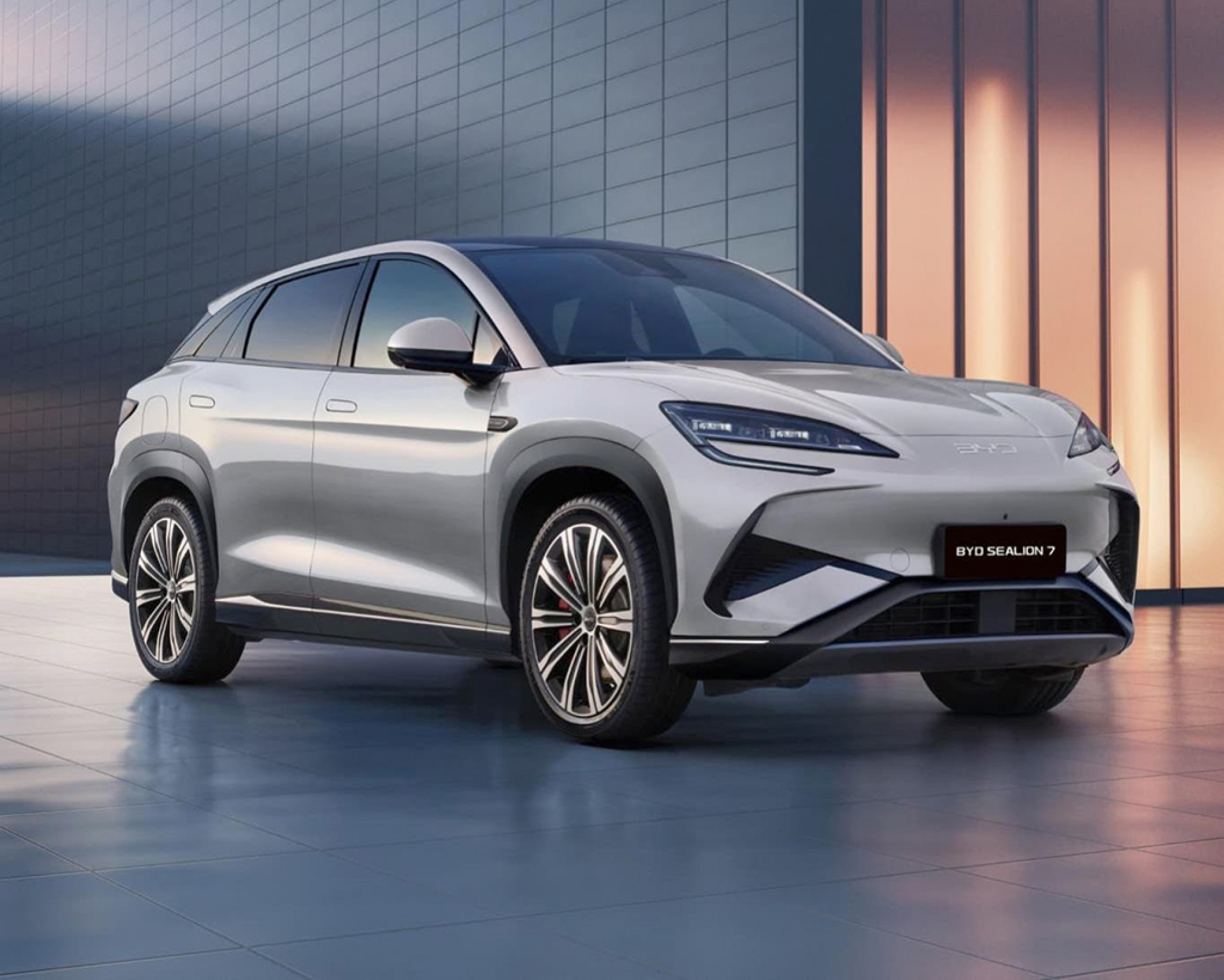 Sealion 7, no teste feito em duas voltas no circuito Raceville, chamou a atenção
 pelo visual bem resolvido; SUV cupê já havia sido flagrado pelo Estradão em Campinas, e foi lançado na China em 2023
