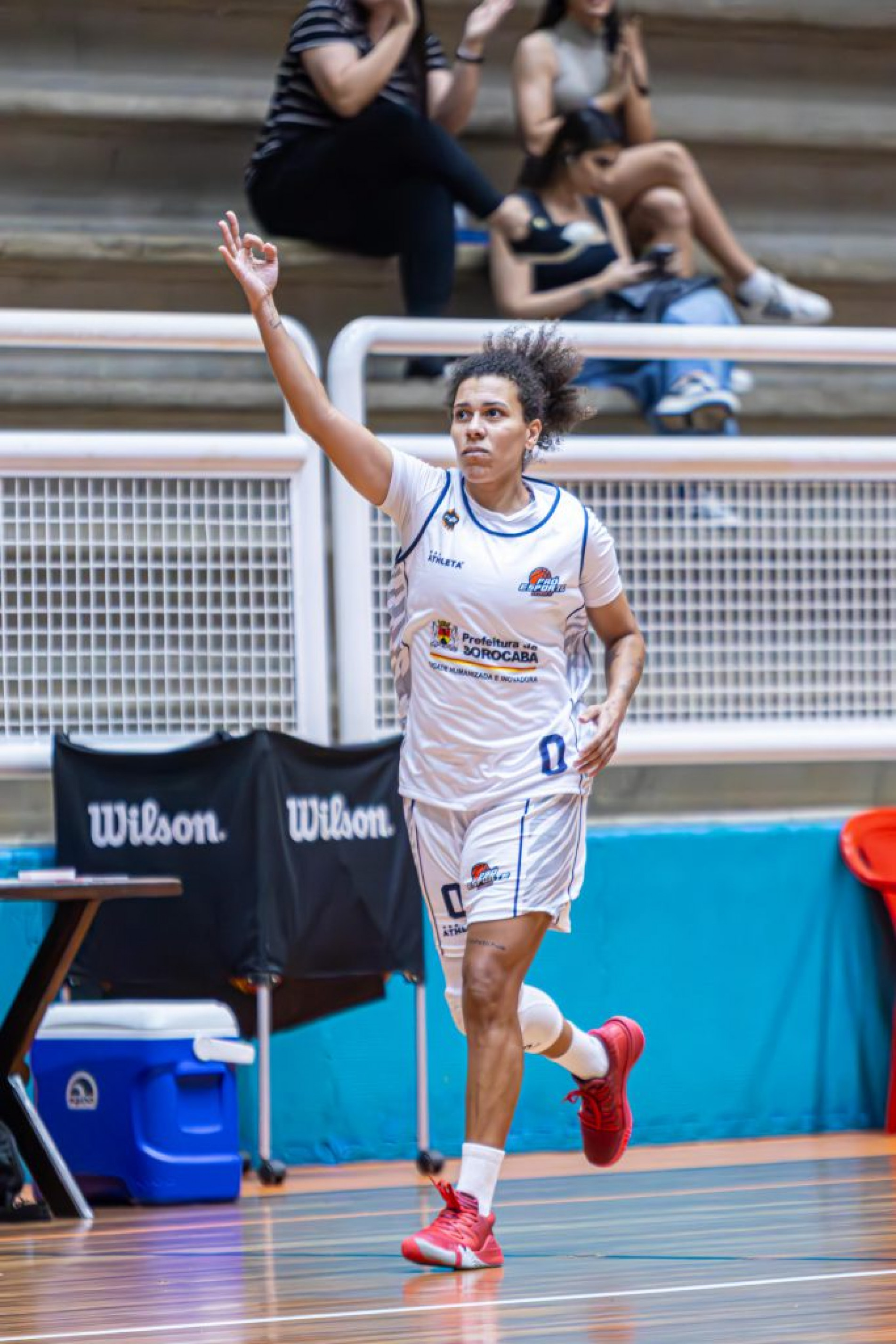 Na primeira fase, todos os times se enfrentam em grupo único