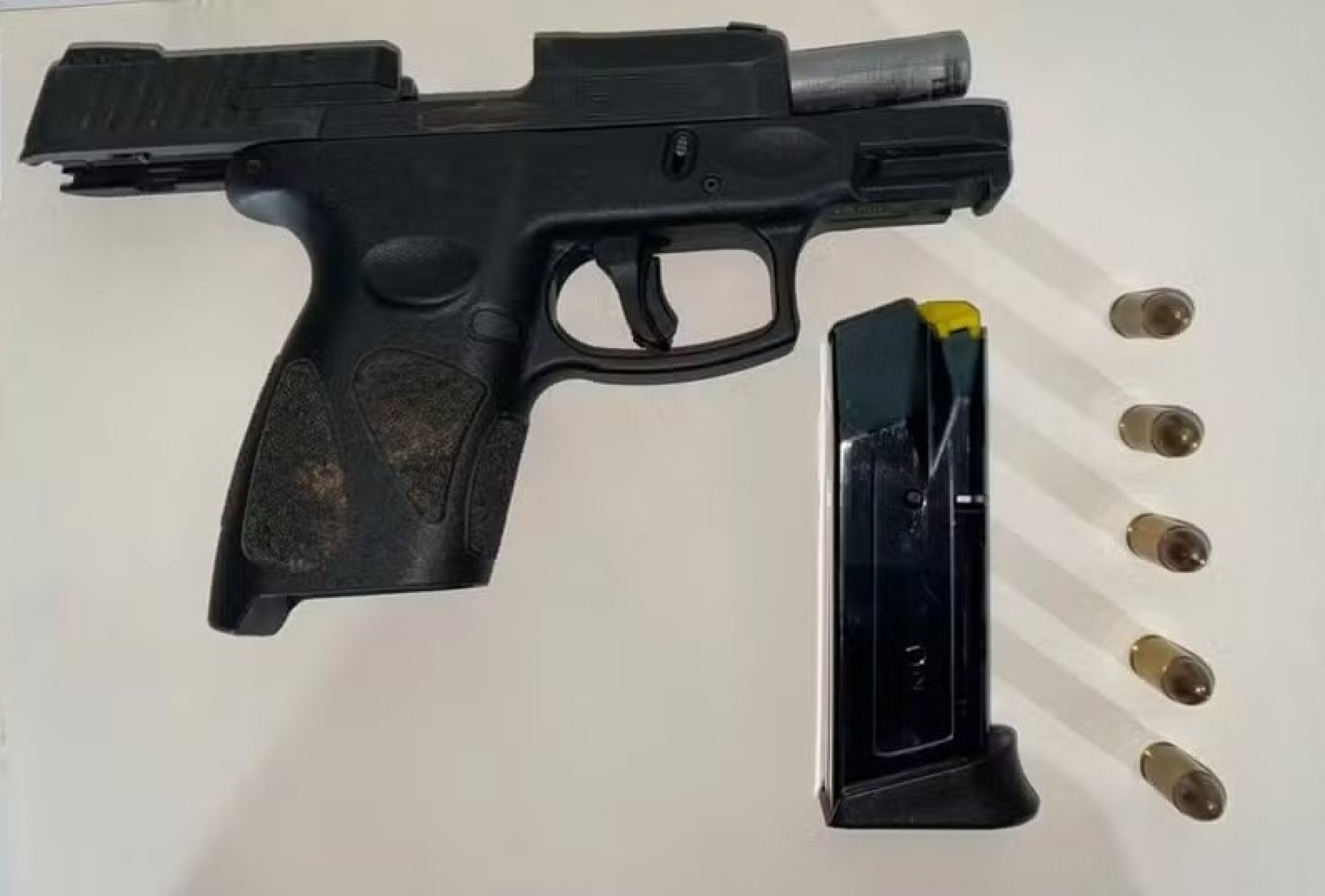 A moto e a arma utilizada foram apreendidas