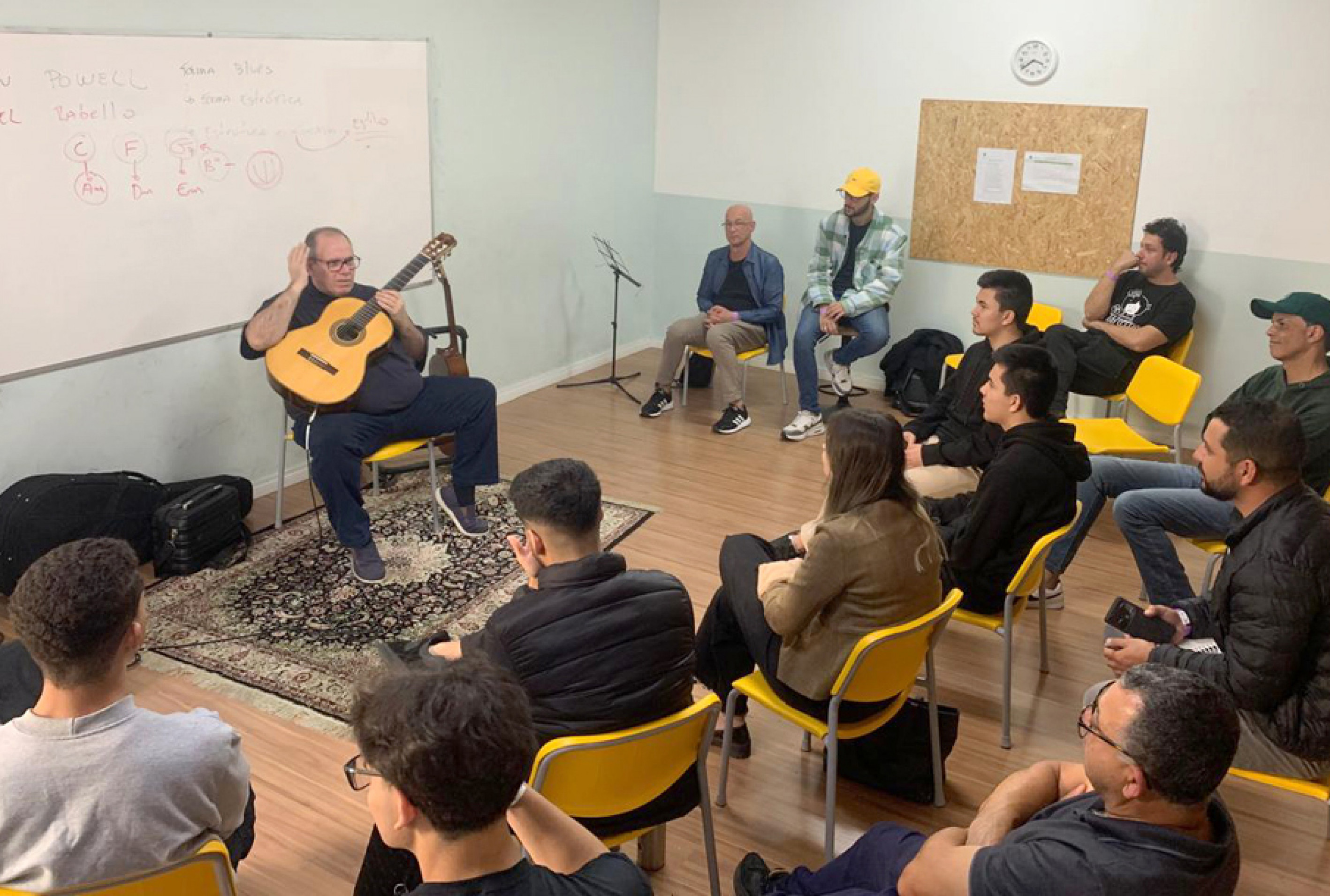 Diversas oficinas foram oferecidas, entre elas a de aprendizado do violão
