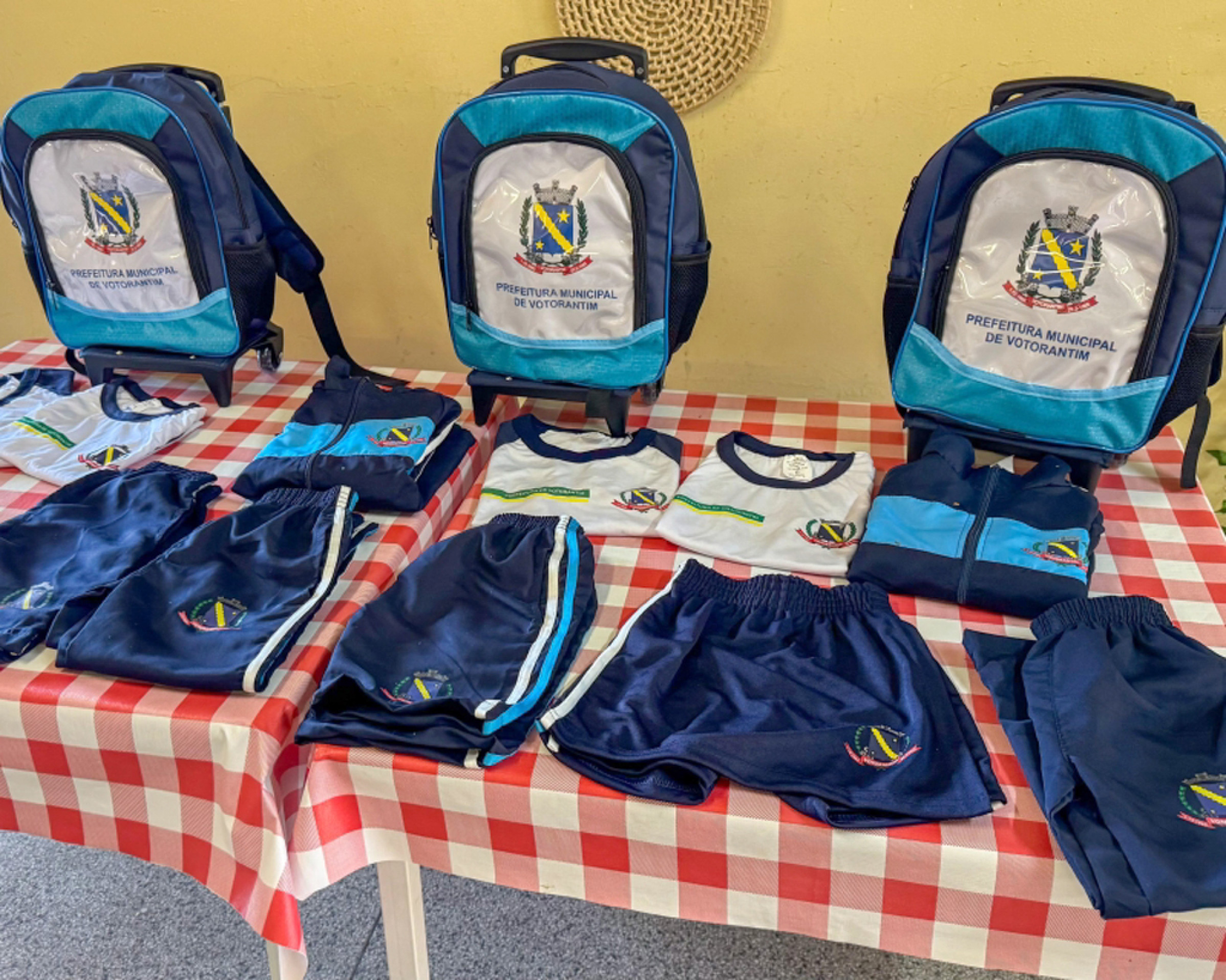 Quantidade de uniformes adquiridos neste ano foi maior, argumentou o prefeito Weber Manga
