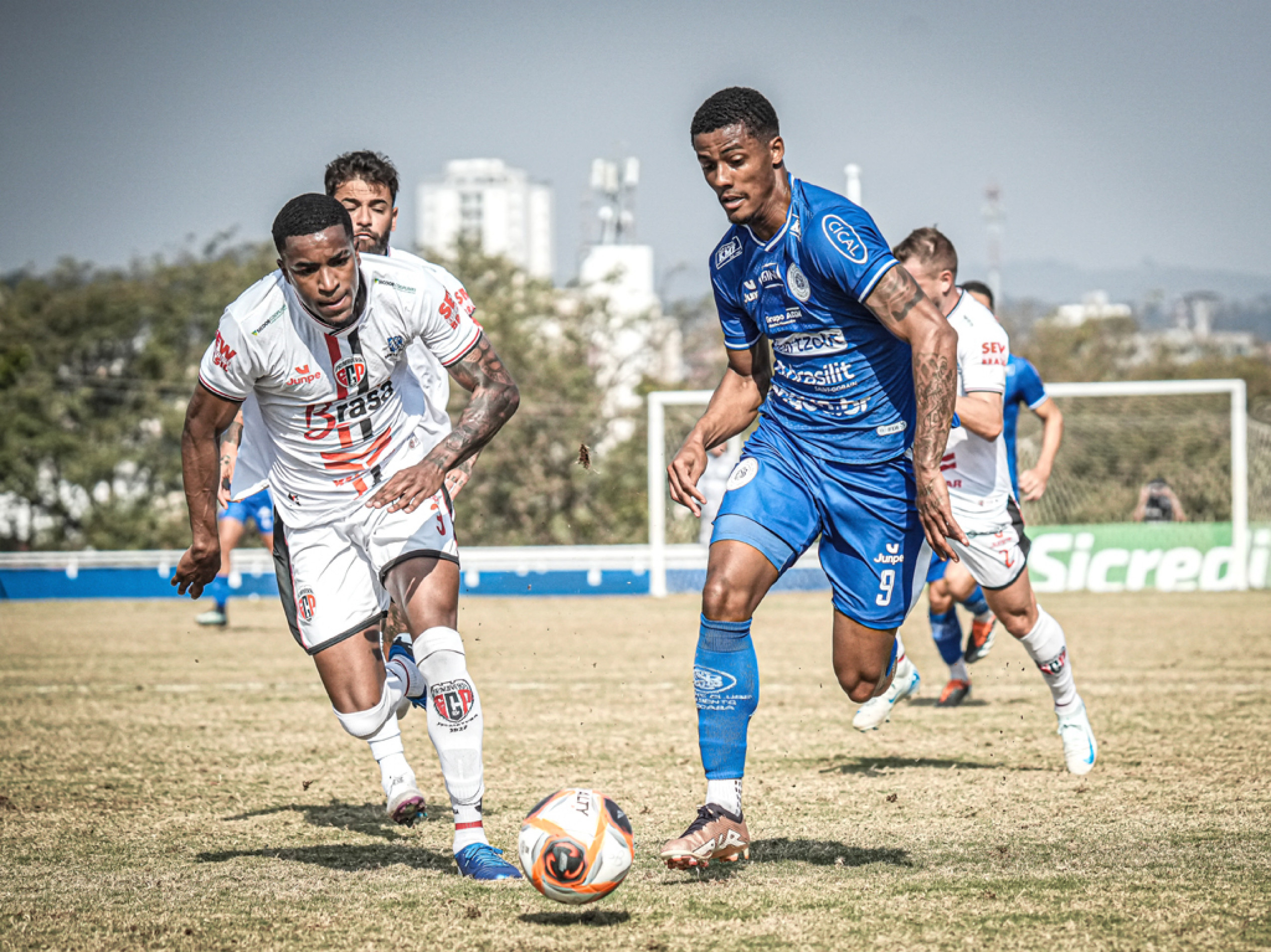 Camisa 9 do Bentão, Flávio Souza tenta se afastar da marcação: empate com sabor de vitória 

