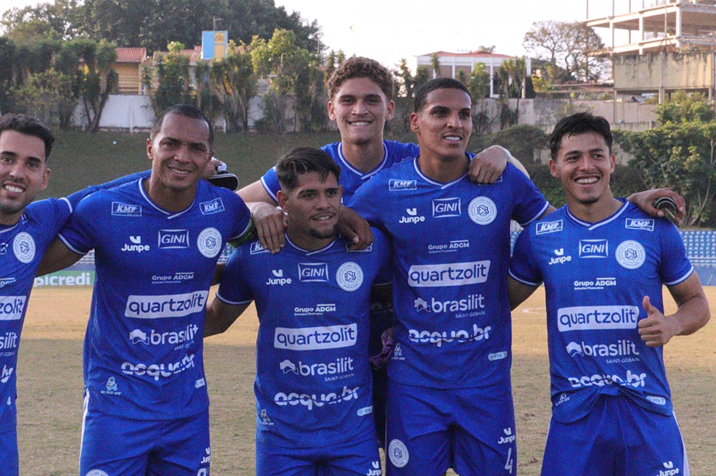 No sábado, jogadores comemoram classificação alcançada com empate diante do Primavera