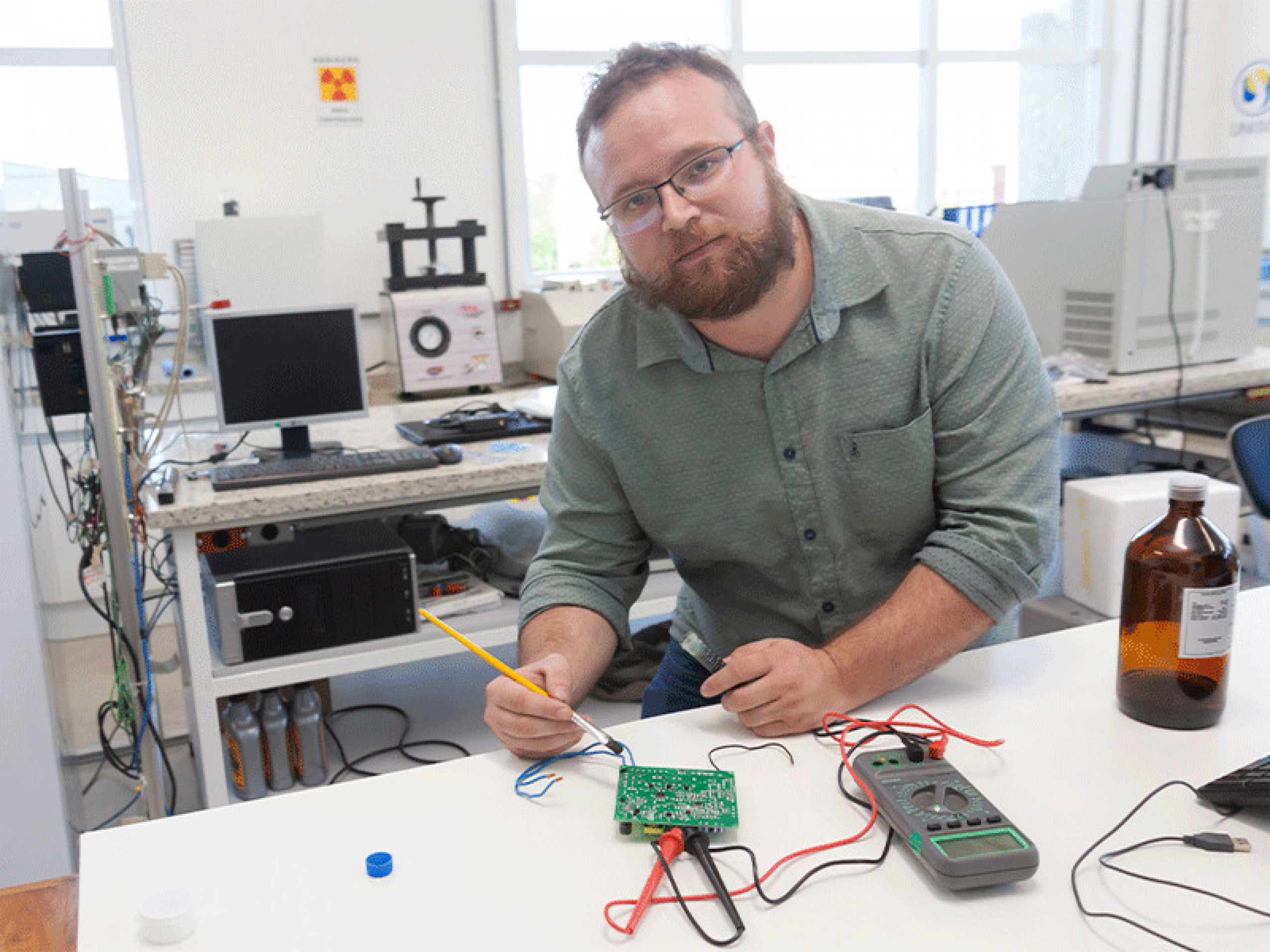 O professor mestre Denicezar A. Baldo, coordenador do curso de Engenharia da Computação da Uniso, usando a tinta condutora desenvolvida em sua pesquisa