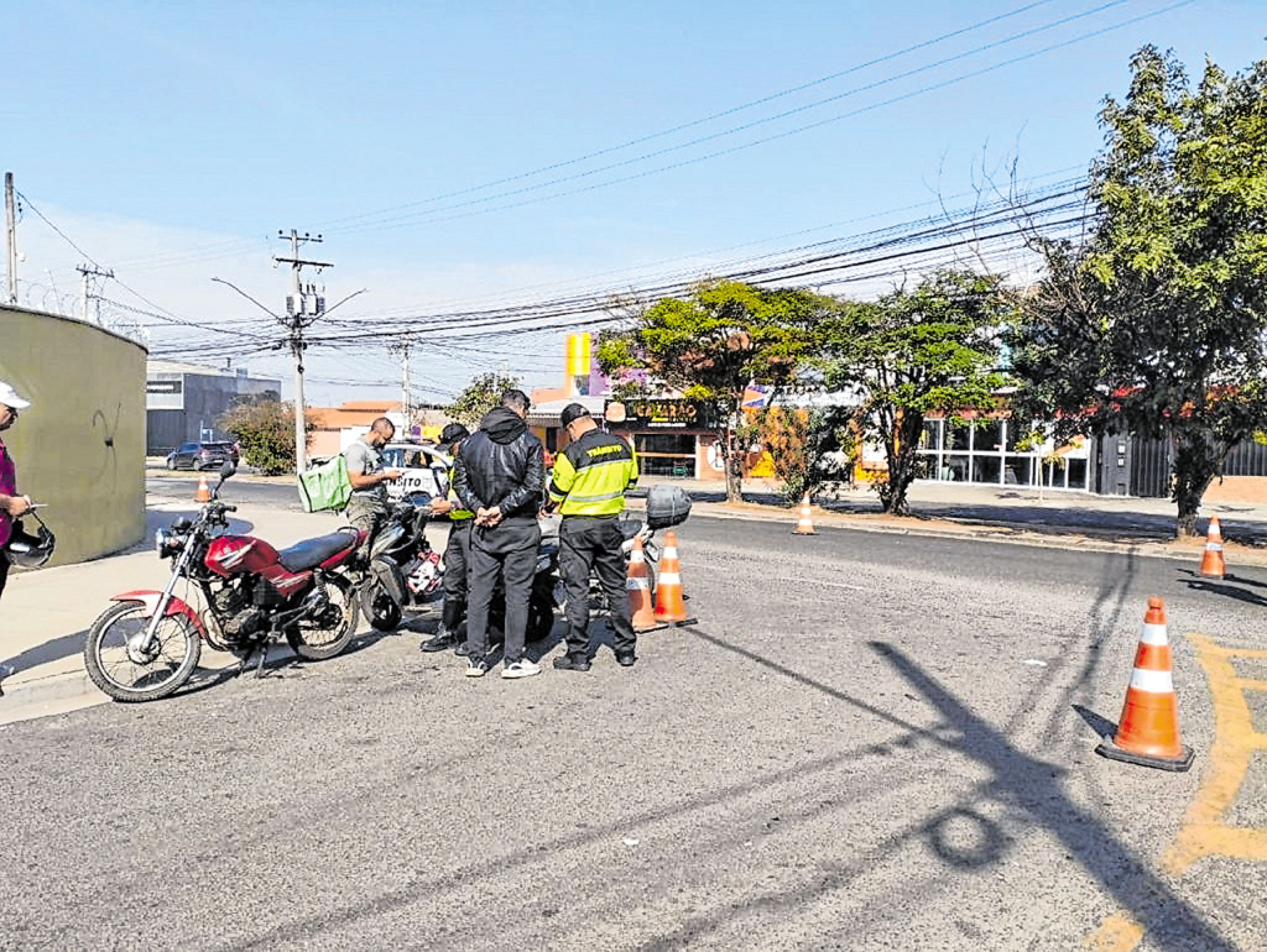 Agentes verificam escapamentos de motos em operação contra poluição sonora