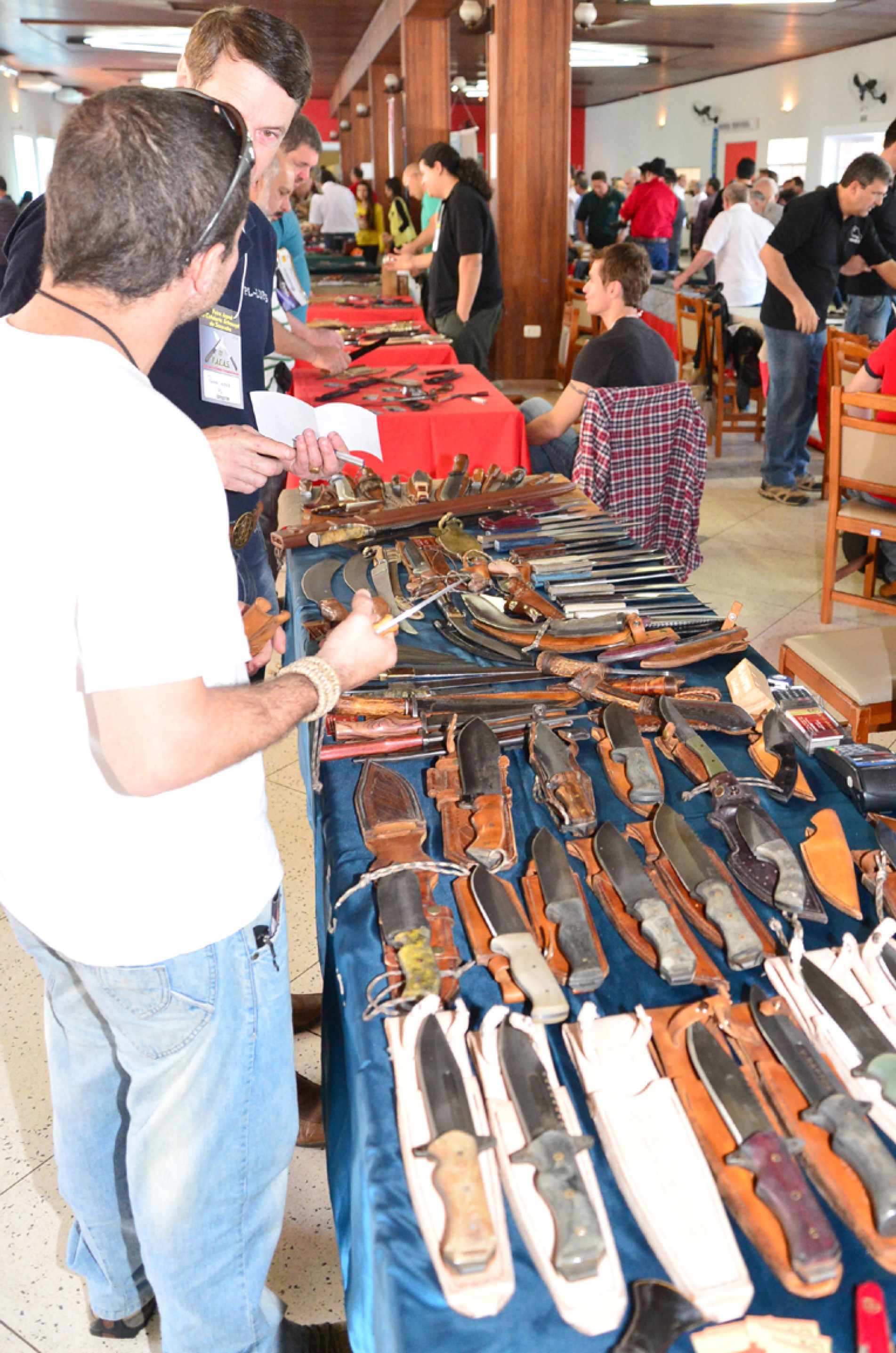 Cuteleiros descrevem o processo como uma alquimia, transformando ferro em peças únicas
