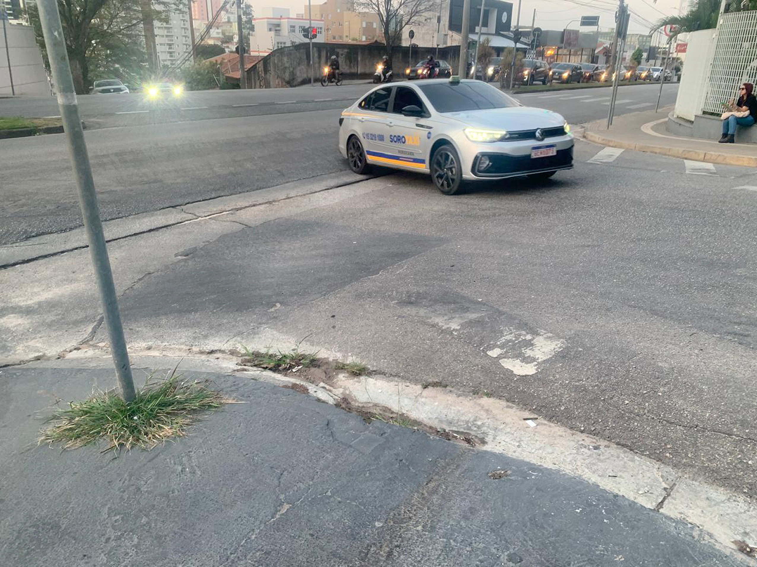 Carros raspam carroceria em cruzamento 
da Washington Luiz 