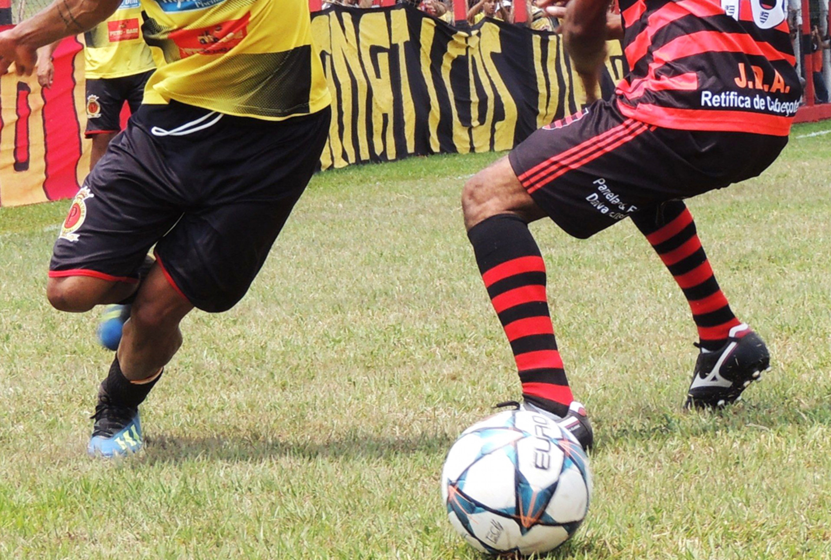 Bola rola em seis campos espalhados pela cidade a partir das 15h30
