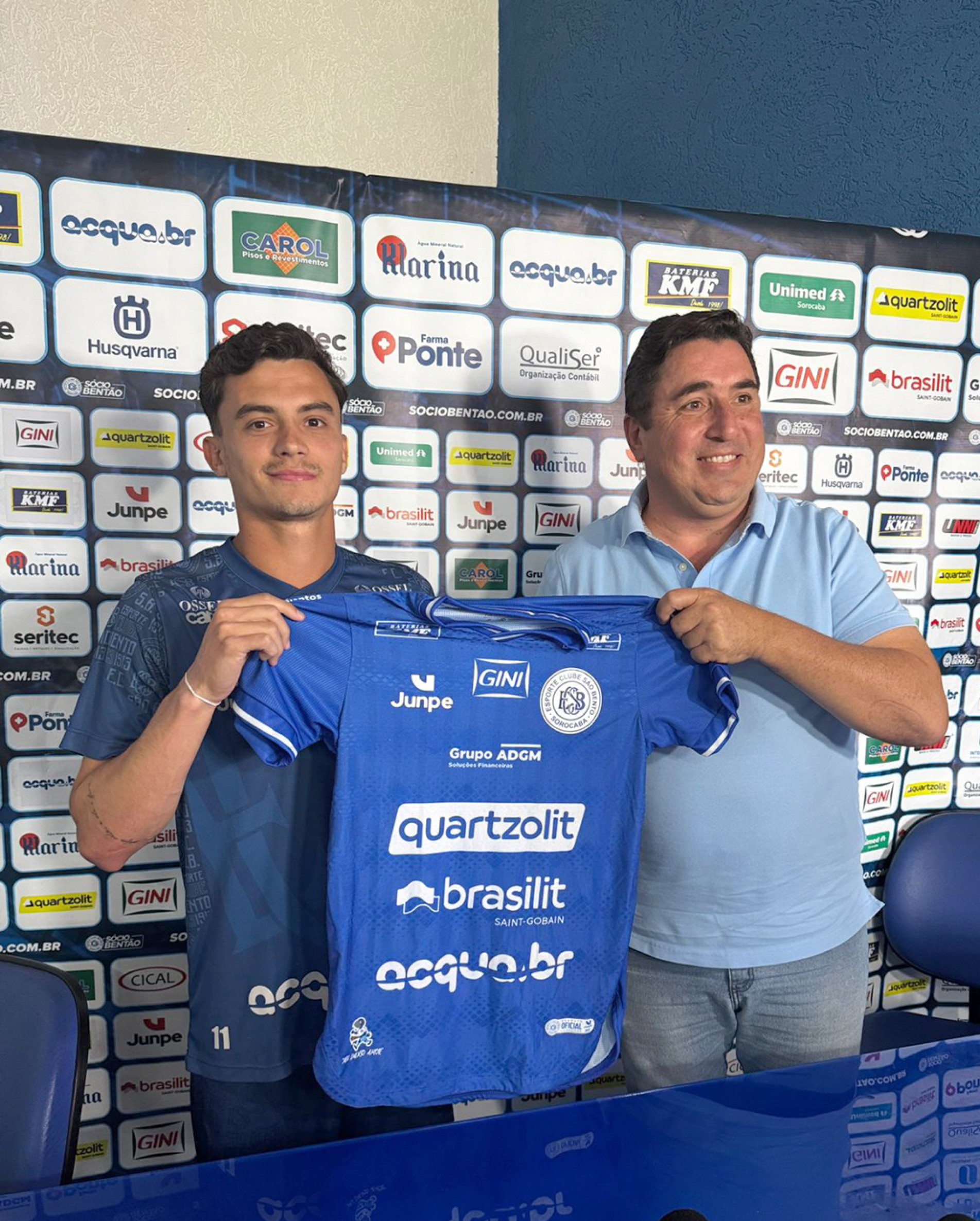 Vitinho, que esteve por oito vezes na seleção da rodada do Paulista Sub-23, e o diretor de futebol Roni Zinkoski 
