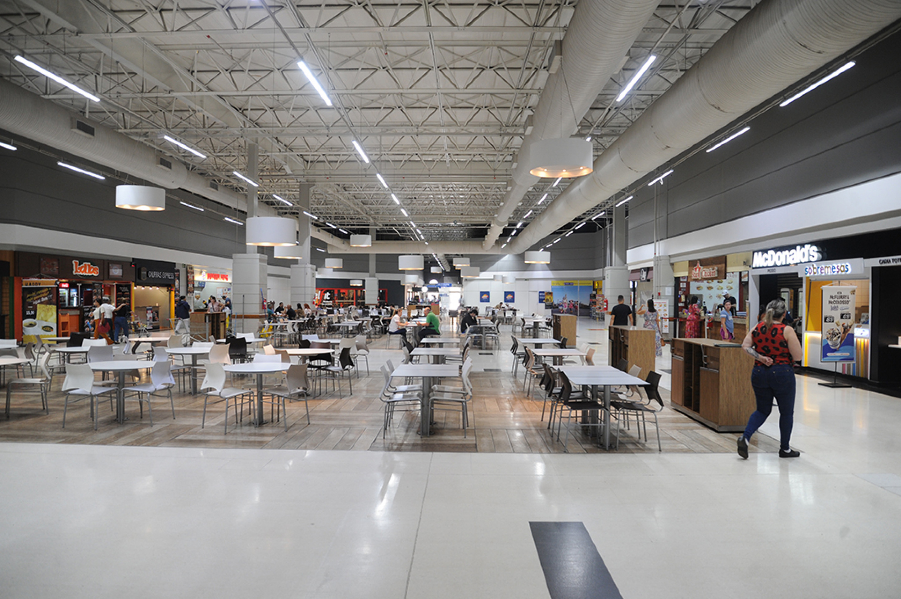 Praças de alimentação e lojas diversas nas galerias ajudam supermercados a 
diversificar serviços