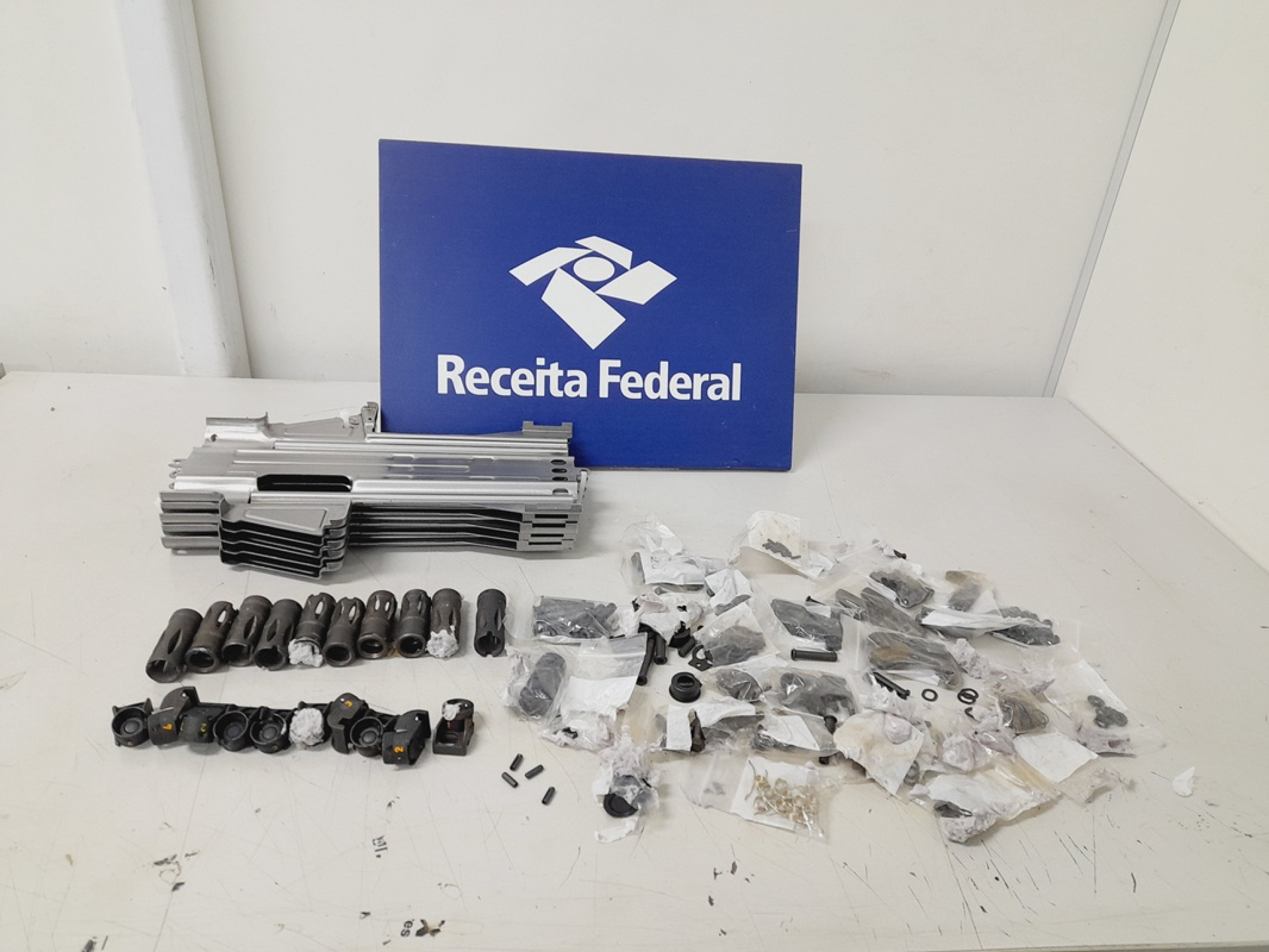 As peças estavam ocultas em transmissores de brinquedos de controle remoto, caixas de piscinas e junto a peças de cadeiras de escritório