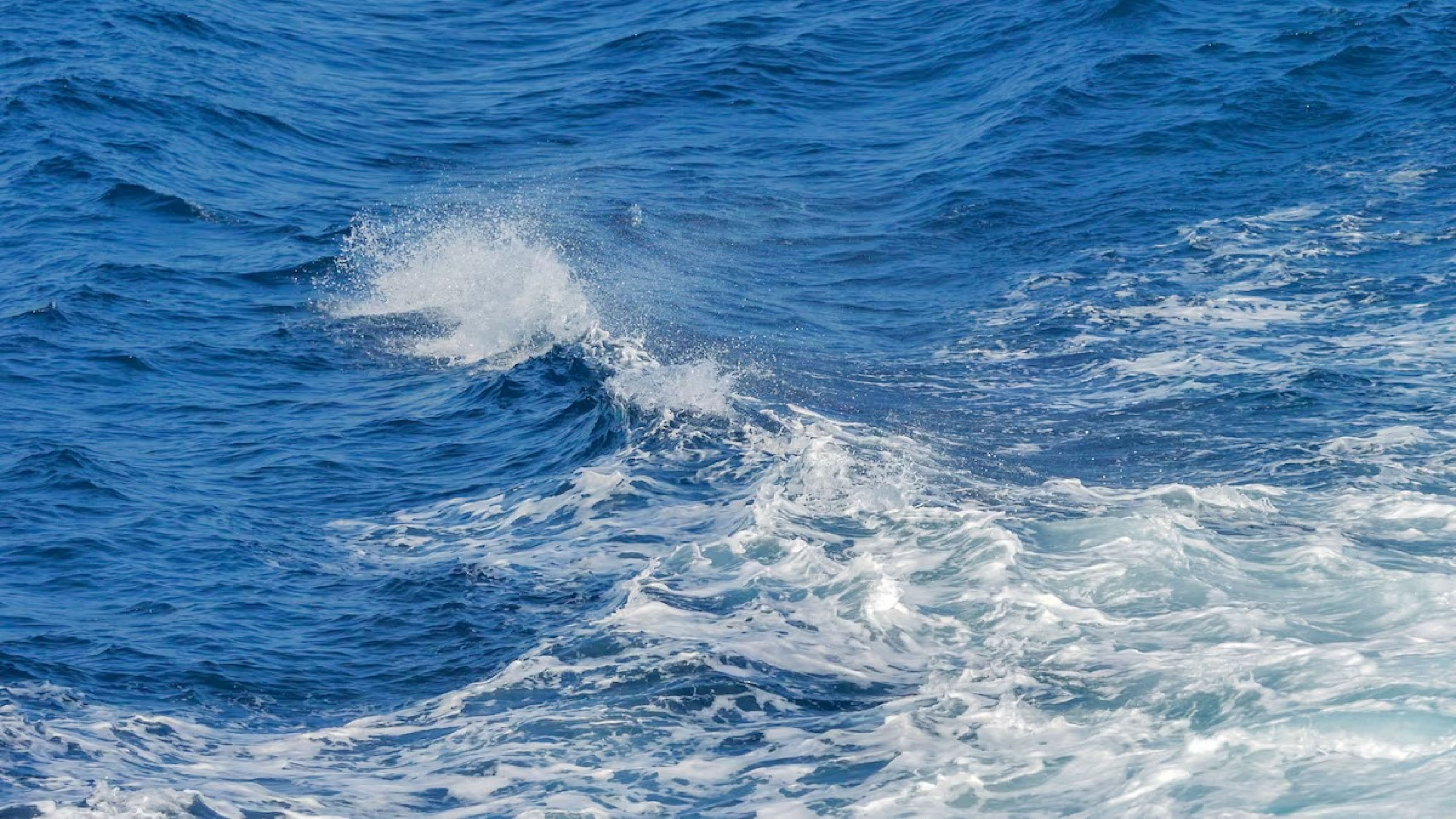 A Passagem de Drake conecta os oceanos Atlântico Sul e Pacífico Sul entre a ponta sul da América do Sul e a Península Antártida