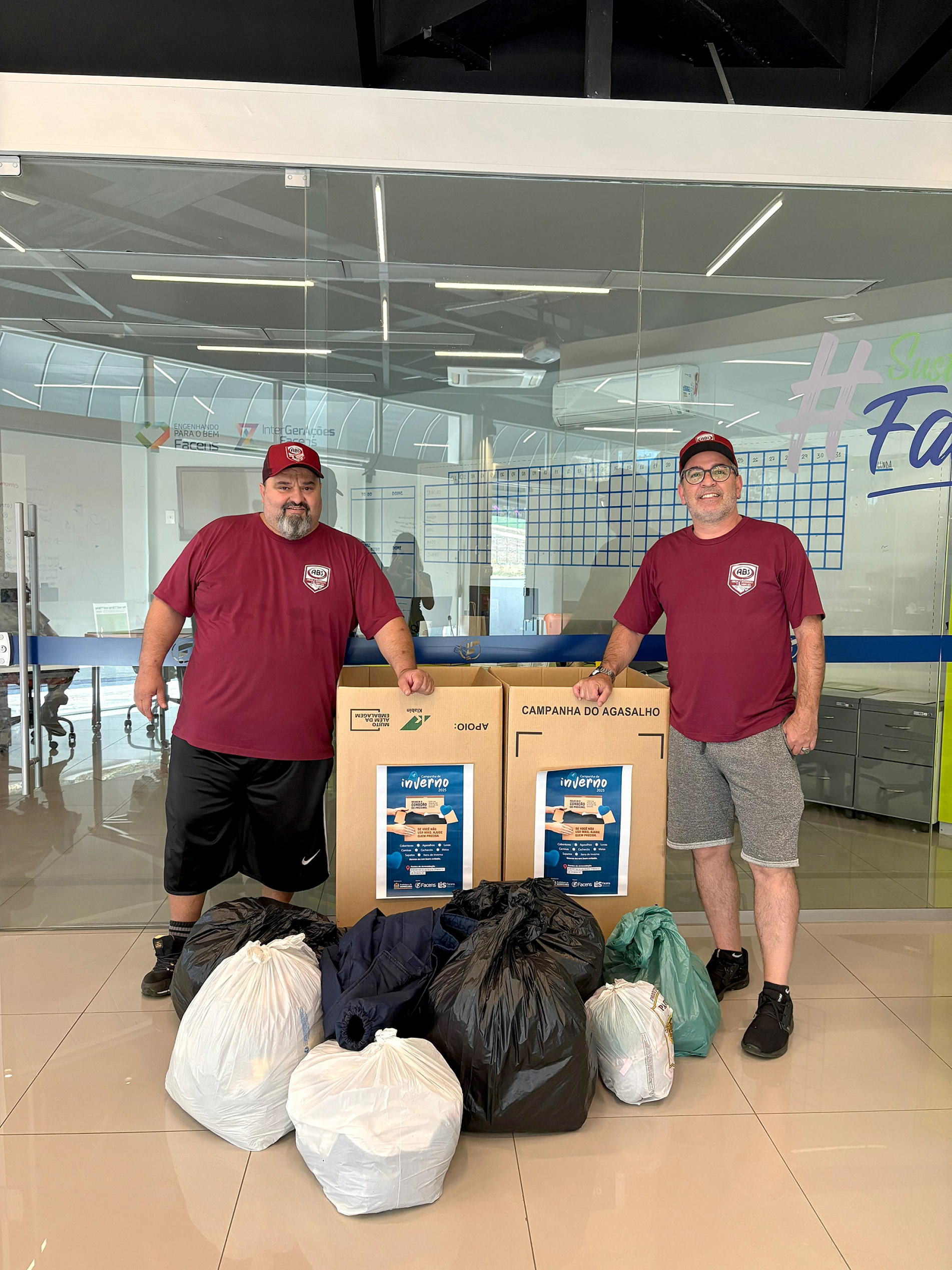 Régis Ferrari e Caio Dellanoce 
durante entrega das arrecadações
