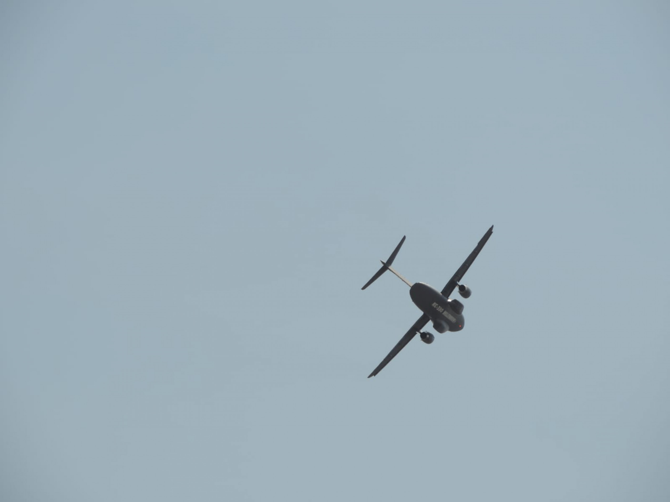 A aeronave militar sobrevoou em altitude baixa pela zona norte de Sorocaba
