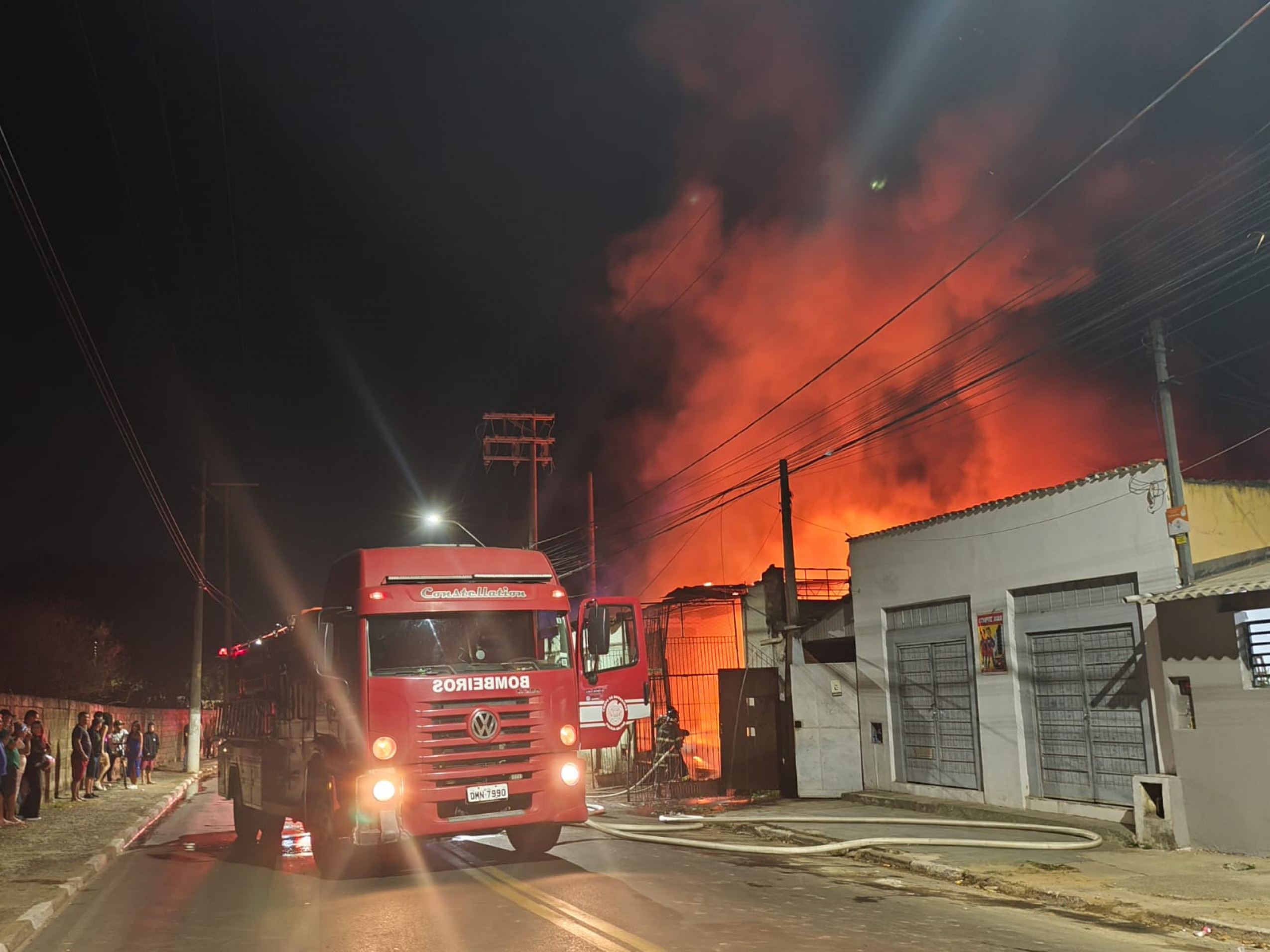 O incêndio atingiu um galpão de recicláveis localizado na Avenida Dr. Sílvio Brand Corrêa, na área rural de Porto Feliz