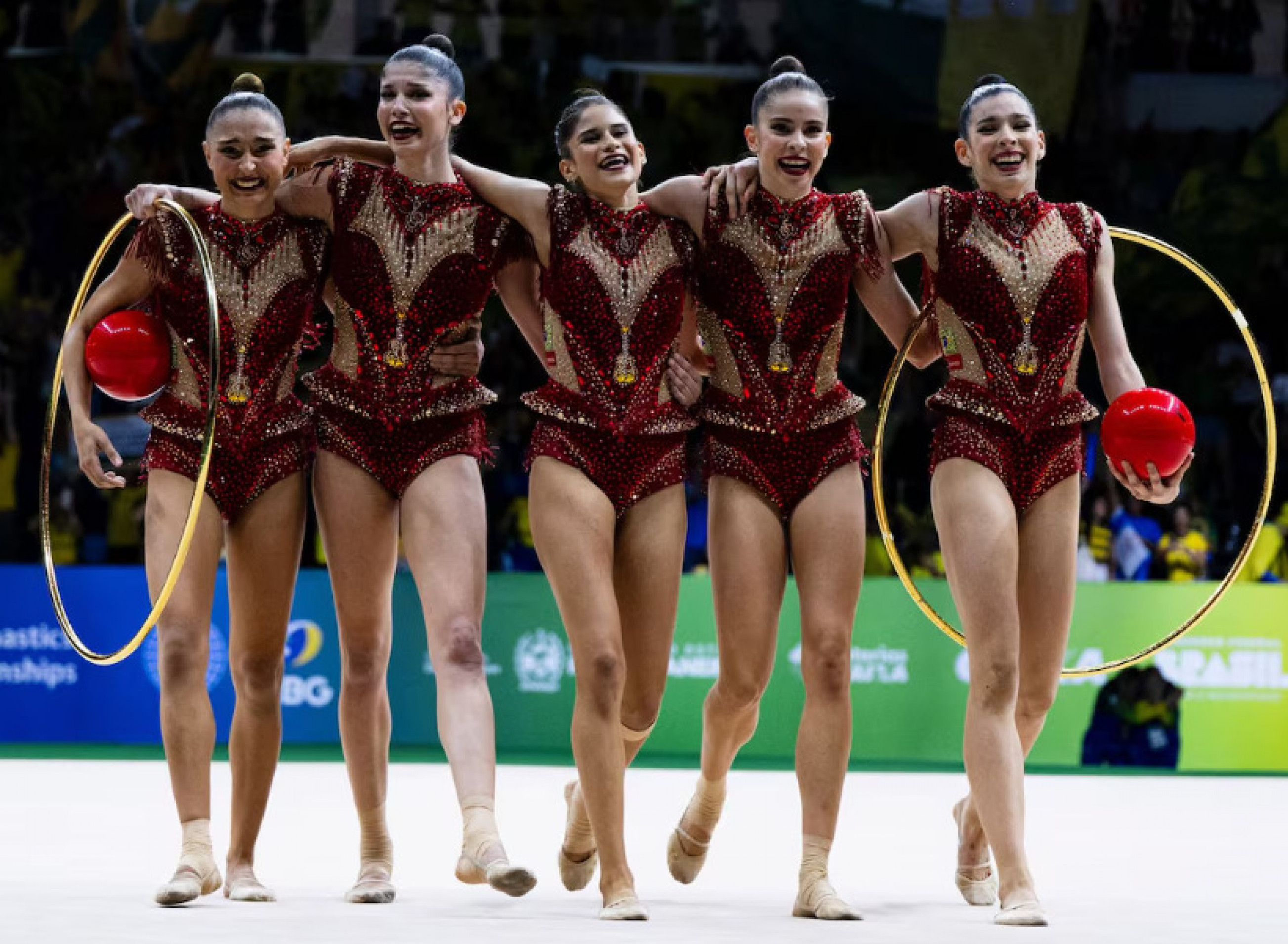 Ginastas brasileiras se emocionam após inflamar a Arena Carioca 1 ao som de Evidências