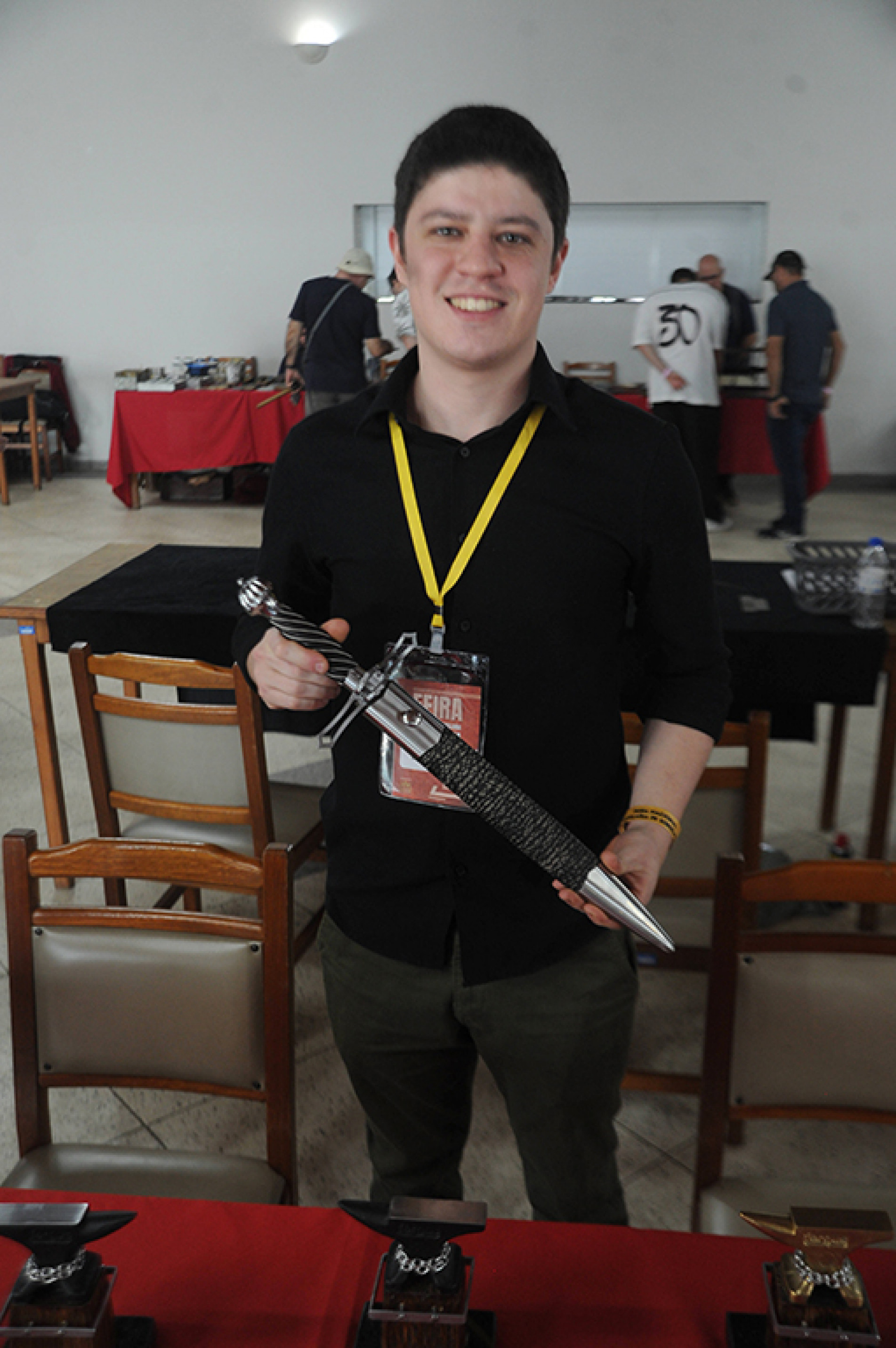 Daniel Dynia venceu a categoria geral com adaga artesanal de madeira, couro e metal
