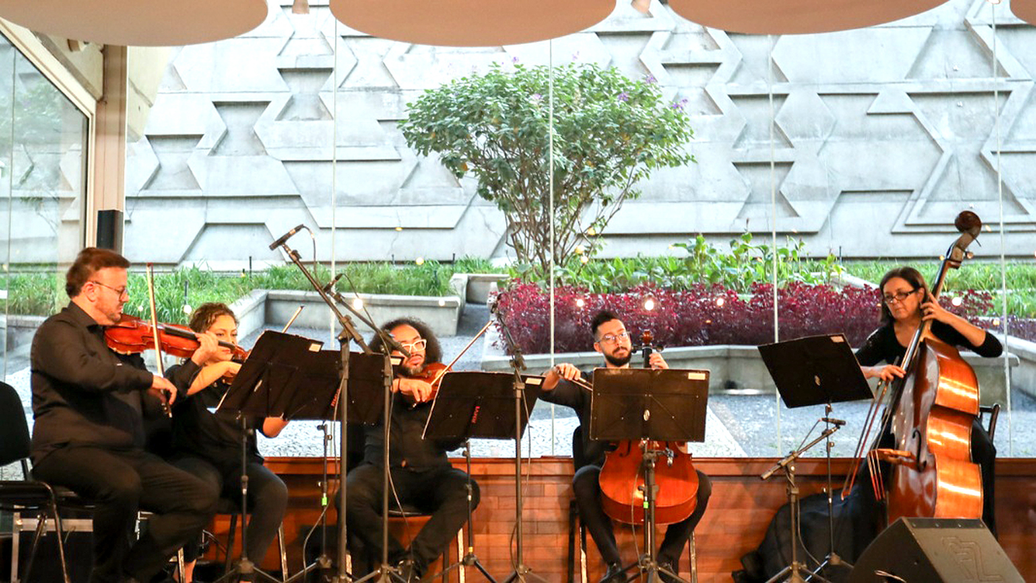 Os cinco integrantes do grupo também atuam na Bachiana Filarmônica
