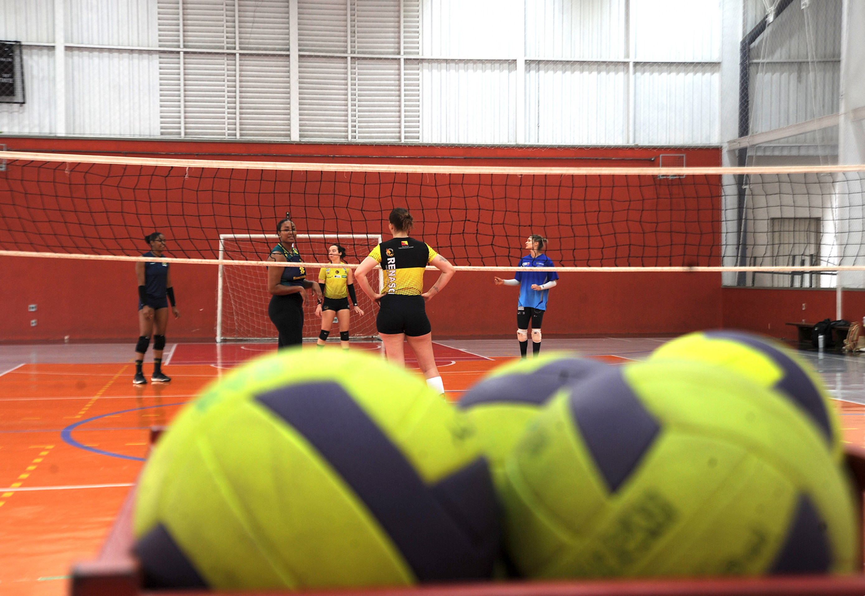 Jogadoras treinam para o compromisso que será às 20h no Ginásio Poliesportivo Henrique Villaboim