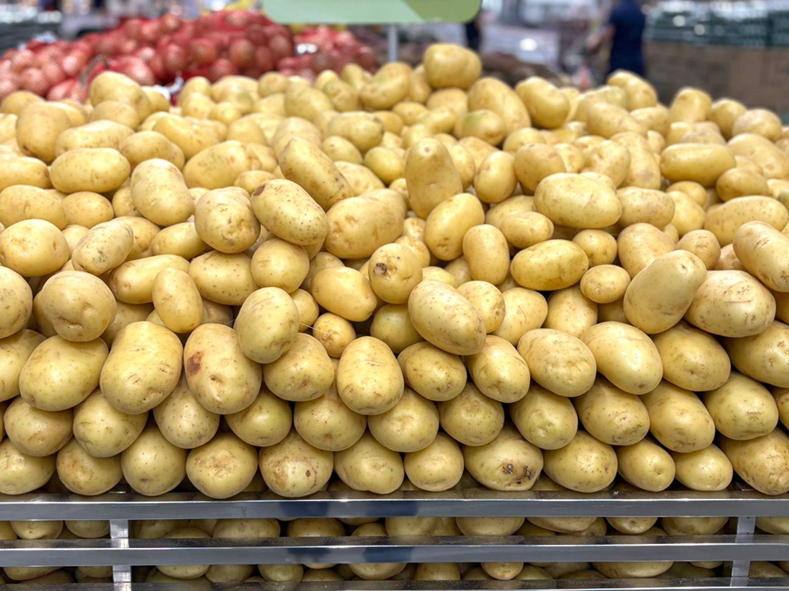 Quilo da batata pode custar R$ 7,99 em um supermercado e R$ 1,95 em outro
