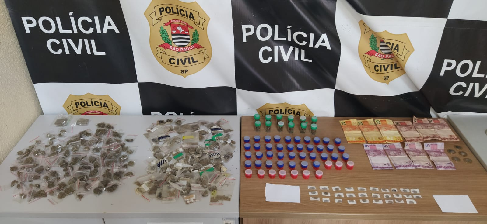 Foram apreendidas porções de maconha embaladas para comercialização e R$ 115 em dinheiro.
