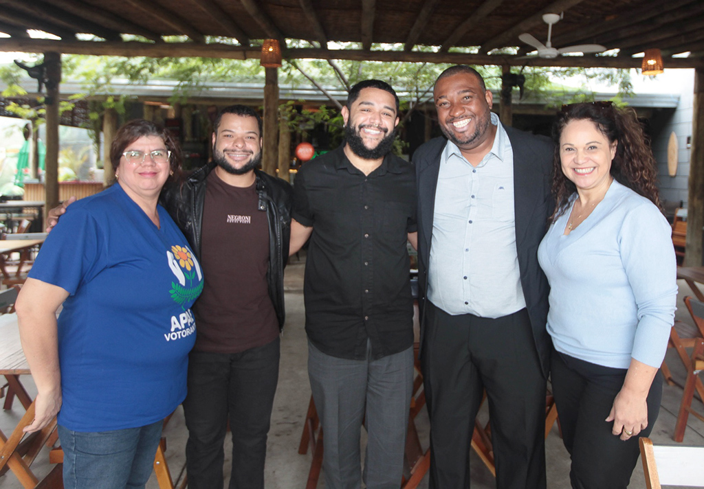 Luís Afonso (quarto da esquerda para a direita) com membros da diretoria das Apaes de Sorocaba e Votorantim
