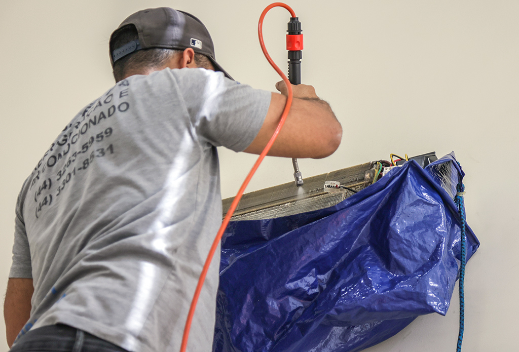 Setor de serviços liderou no mês, com 50 mil vagas abertas
