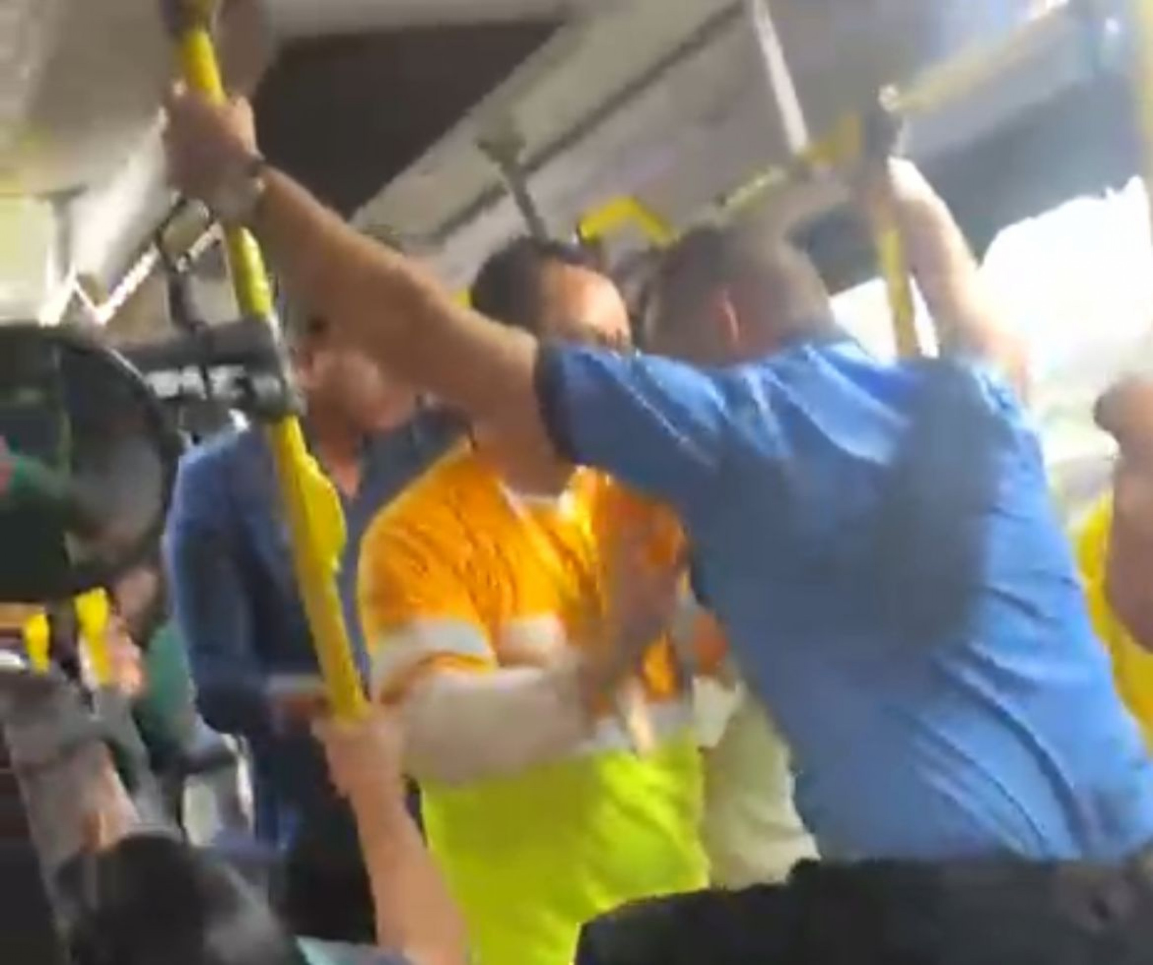 O caso aconteceu dentro do coletivo que opera a linha 44, do bairro Novo Mundo