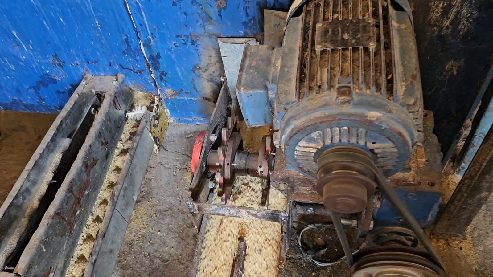 De acordo com o MTE, os motivos para a interdição do local incluem a falta de Equipamentos de Proteção Individual (EPIs), o uso de uma máquina ultrapassada e sem os dispositivos de segurança necessários, além da ausência da Comunicação de Acidente de Trabalho (CAT)