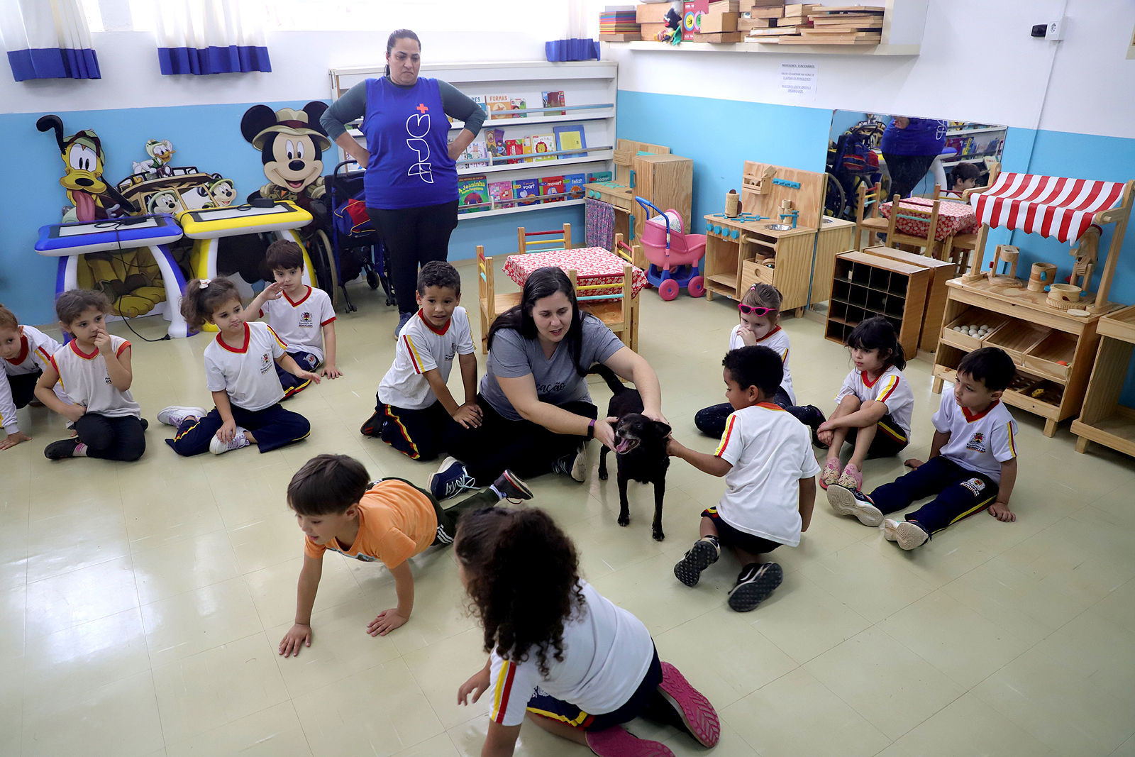 Cãozinho adotado interage com
 alunos e professoras do CEI-38 
