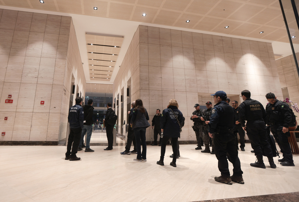 Policiais cumpriram mandados em empresas financeiras