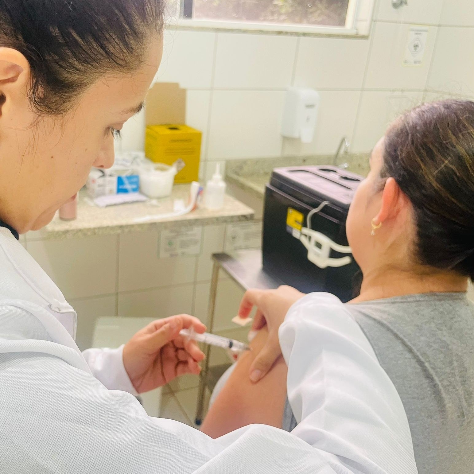 Serão aplicados imunizantes contra a febre amarela para a população partir de 9 meses, HPV para o público de 9 a 19 anos, meningo ACWY para pessoas de 11 a 14 anos e contra a gripe influenza toda população com idade acima de seis meses