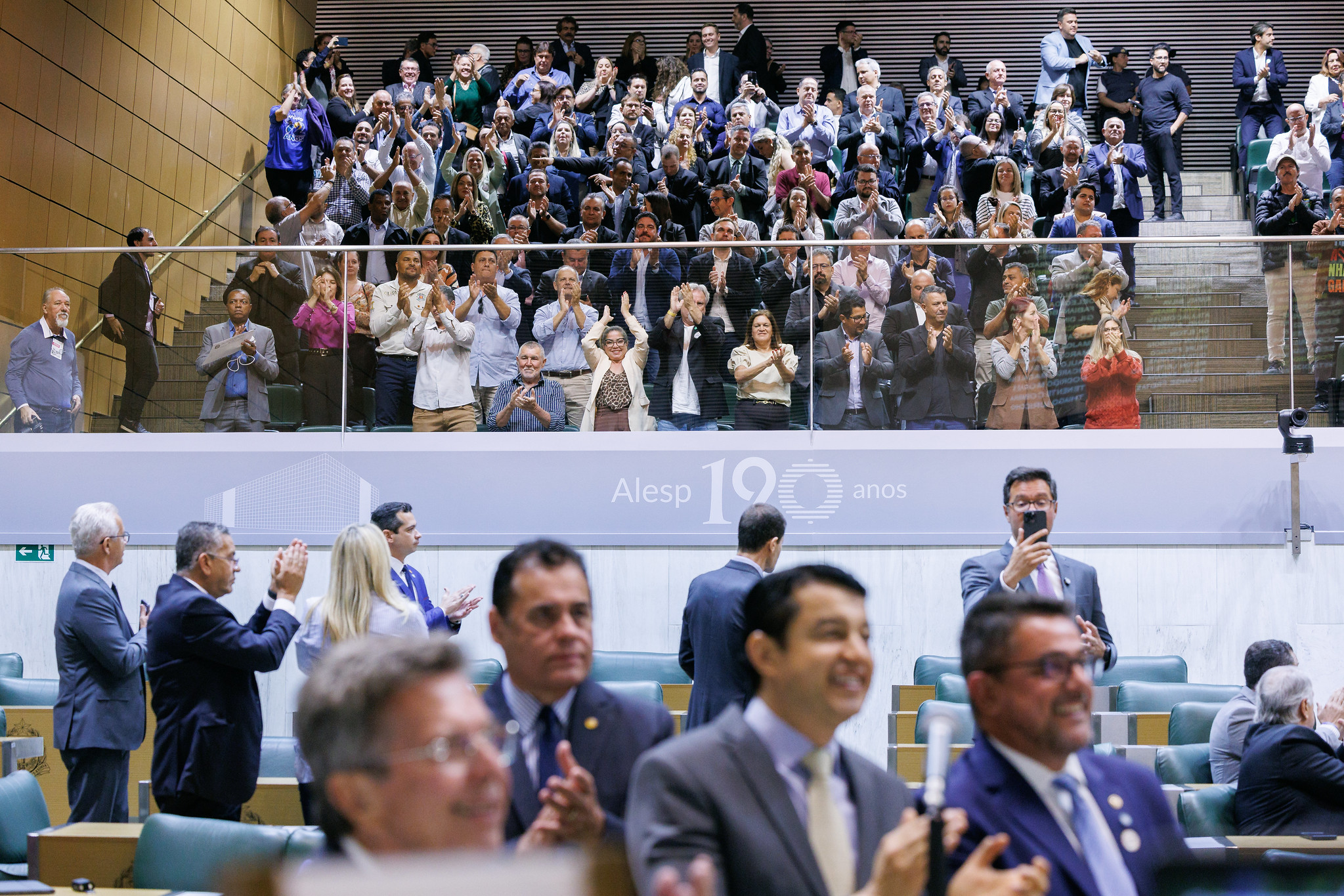 Prefeitos e representantes municipais lotaram o plenário para acompanhar a sessão.