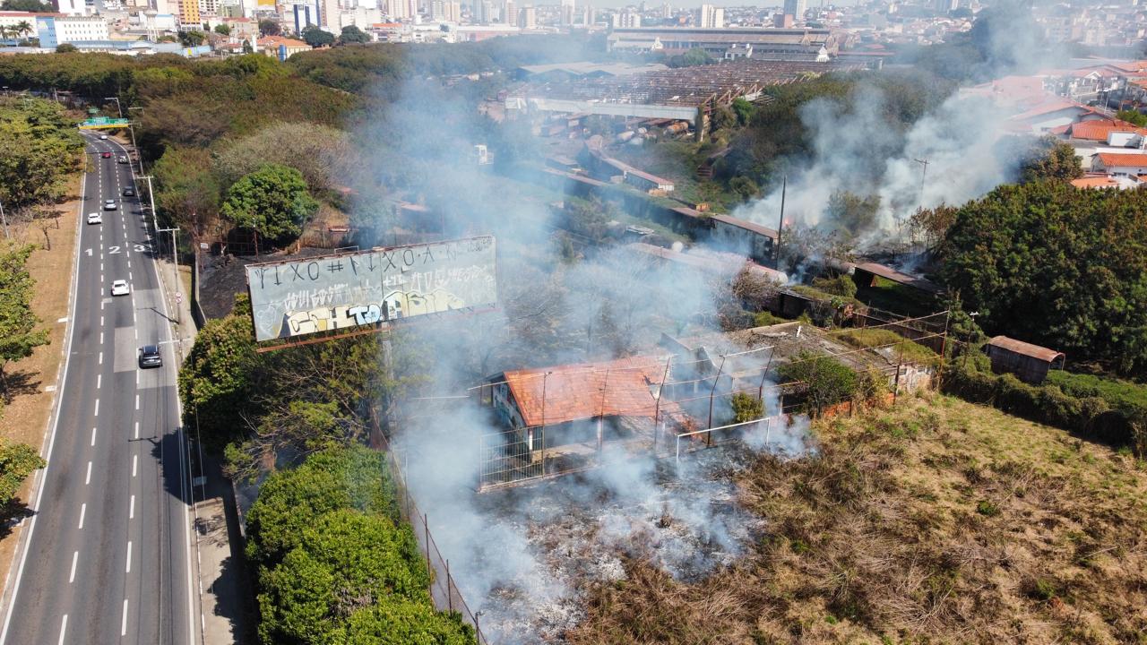 As chamas atingiram os fundos das casas da rua Carlos Malheiros Oetter