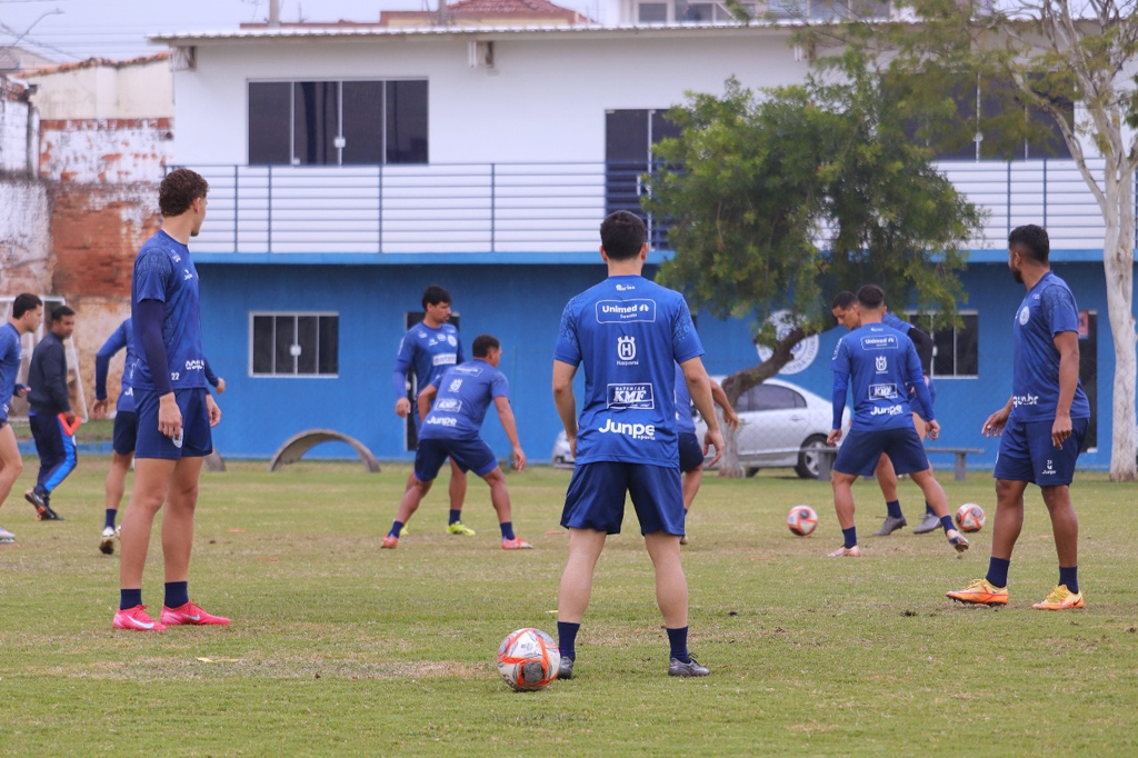 Nos treinos da semana foram observados os trabalhos defensivos e de bola parada, além de ajustes no ataque
