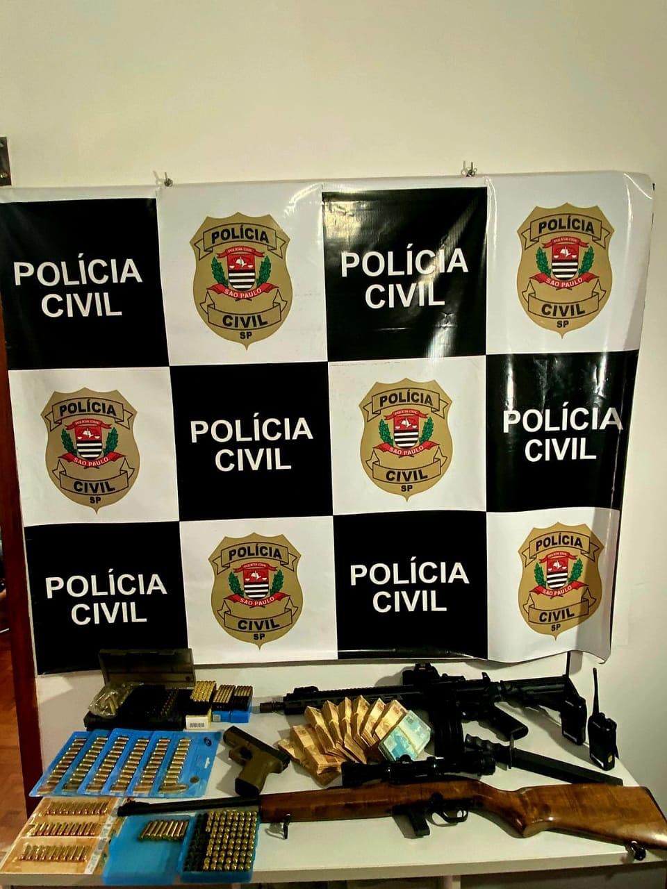 Foi encontrado uma pistola Glock calibre .380, duas carabinas – uma da marca CBC, calibre .22, e outra Taurus, calibre 5.56 