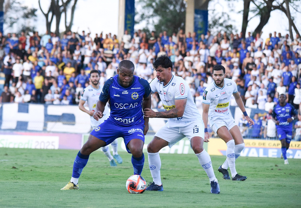 Jogo foi bastante movimentado em
São José dos Campos.
Azulão começou ganhando, mas
cedeu o empate 