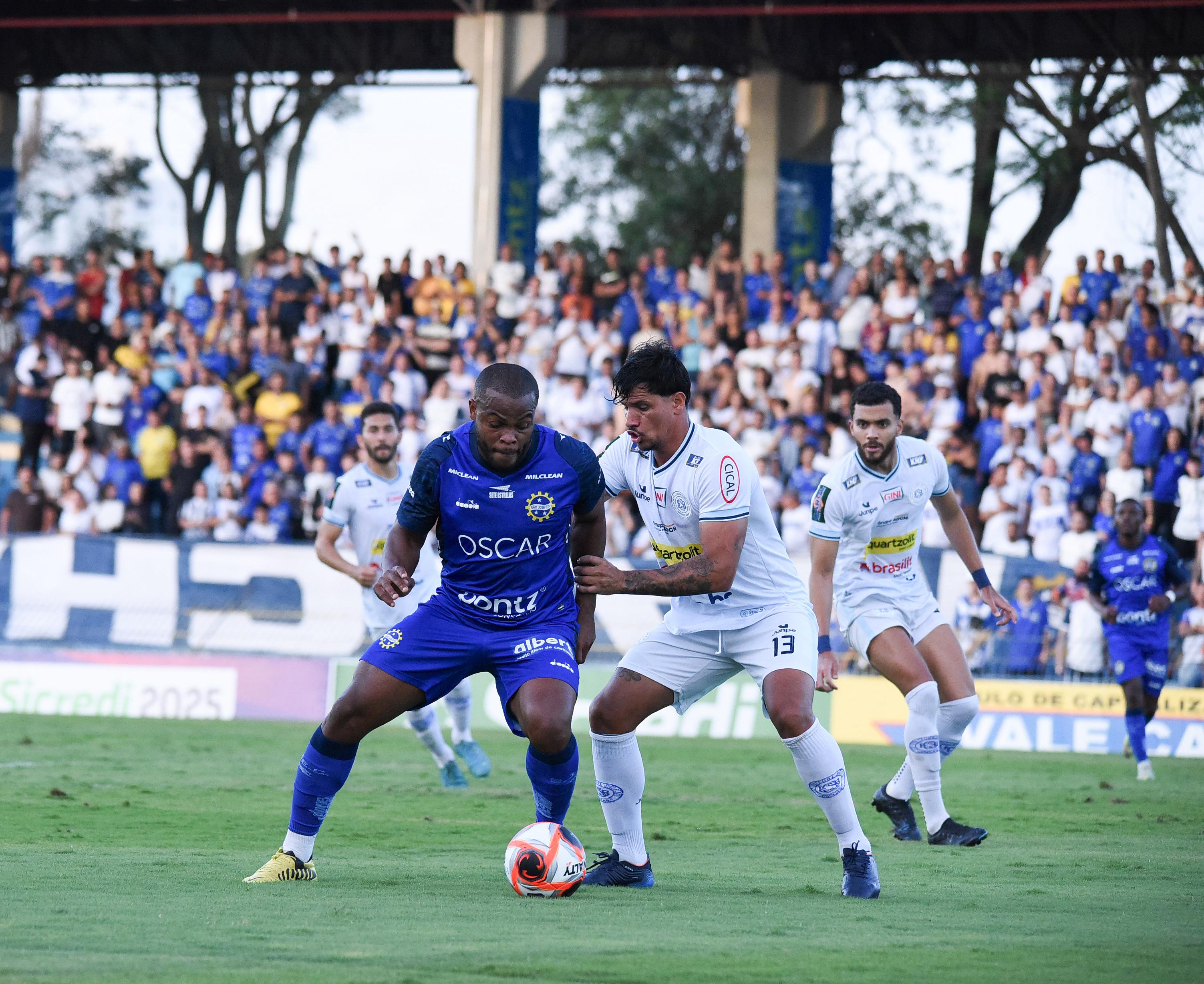 Jogo foi bastante disputado em São José dos Campos. Azulão começou ganhando, mas cedeu o empate 
