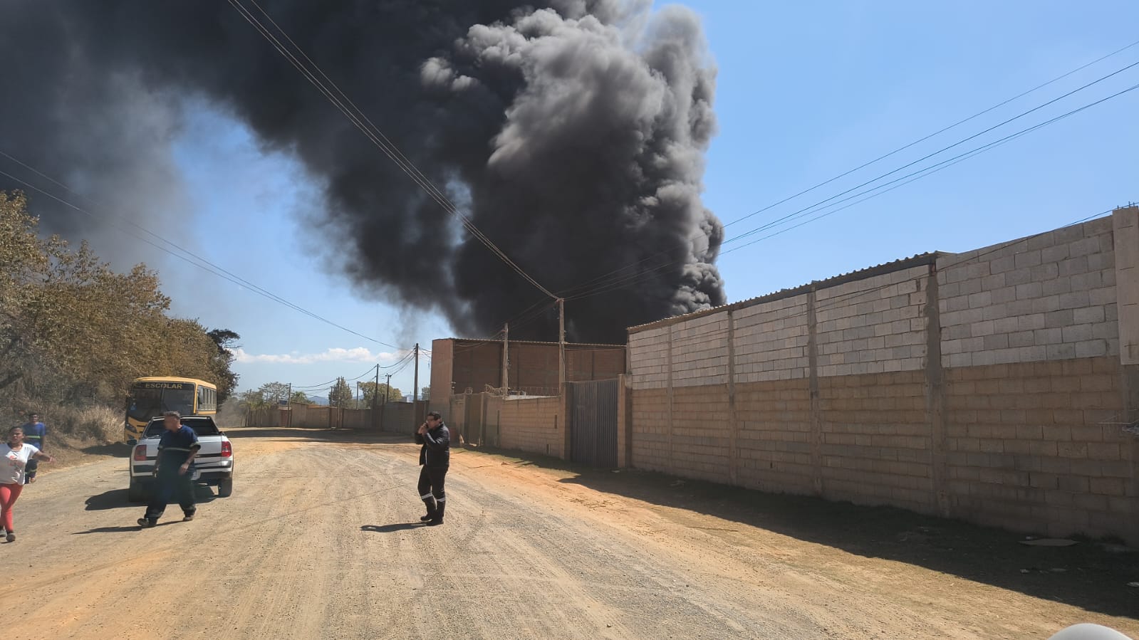 Incêndio começou na manhã deste sábado (31) e não deixou feridos 