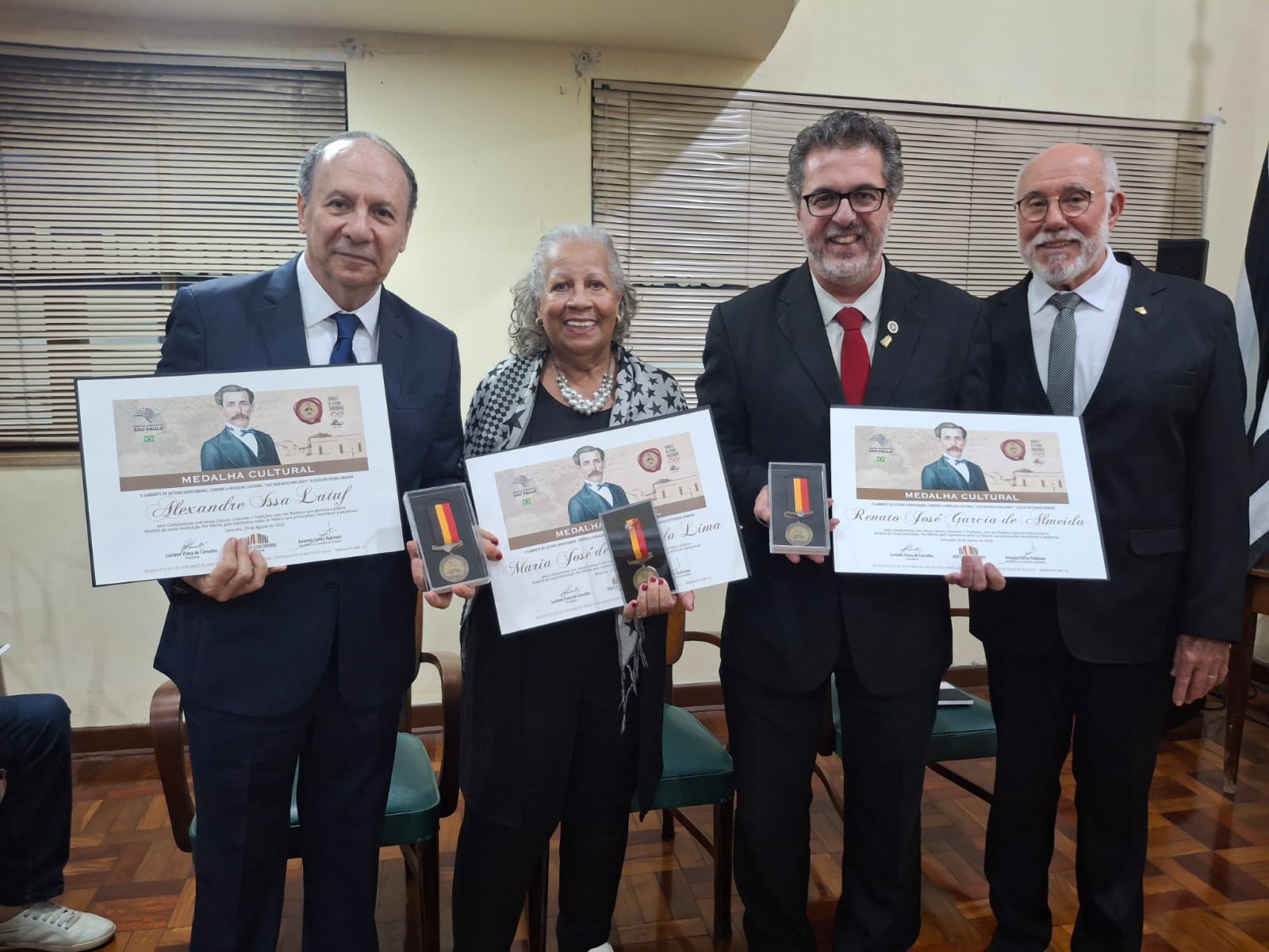 Os homenageados Alexandre Issa Latuf, Maria José de Almeida Lima e Renato José Garcia de Almeida, juntamente com o presidente do Gabinete de Leitura, Luciano Viana de Carvalho