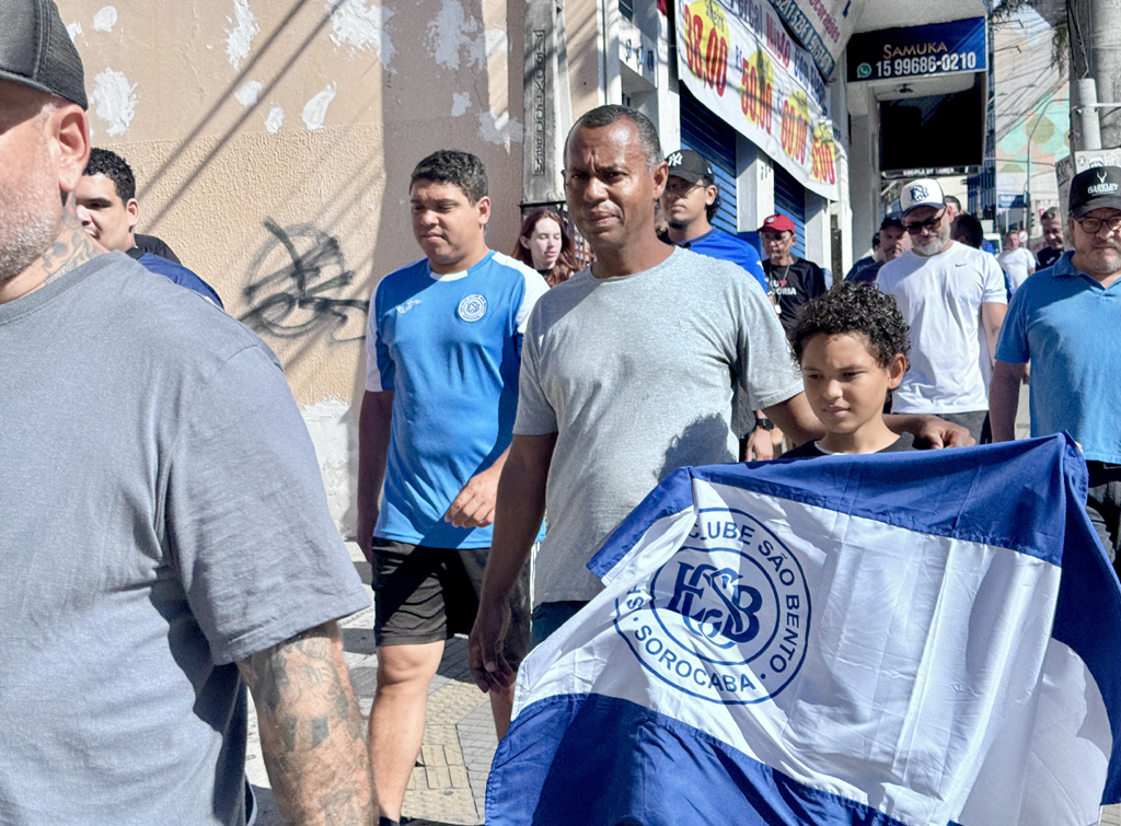 Ao longo de aproximadamente dois quilômetros, grupo visita pontos importantes da cidade
