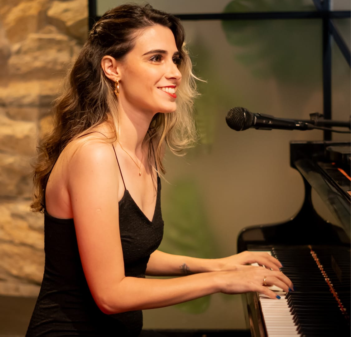 A pianista brasileira Giovanna Tardelli apresenta o melhor da MPB, do jazz e clássicos de Elton John e dos Beatles na quinta-feira (4), às 19h, no Amiiici Show Bar