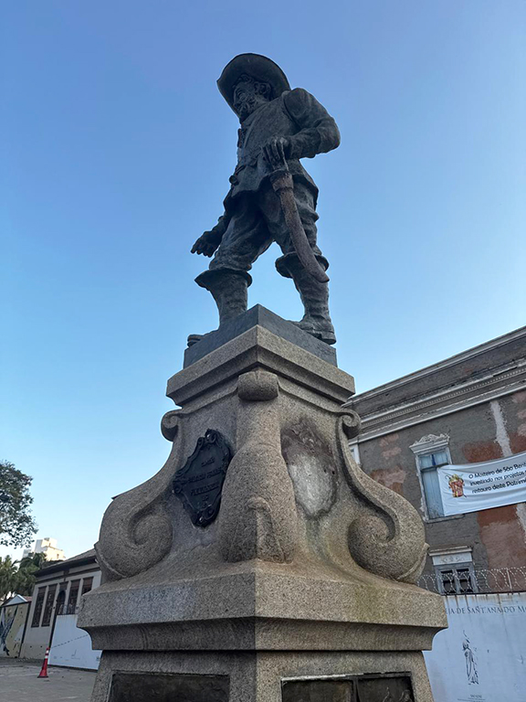 No Largo do São Bento, onde está a estátua de Baltasar Fernandes, somente metade das placas permanece fixada
