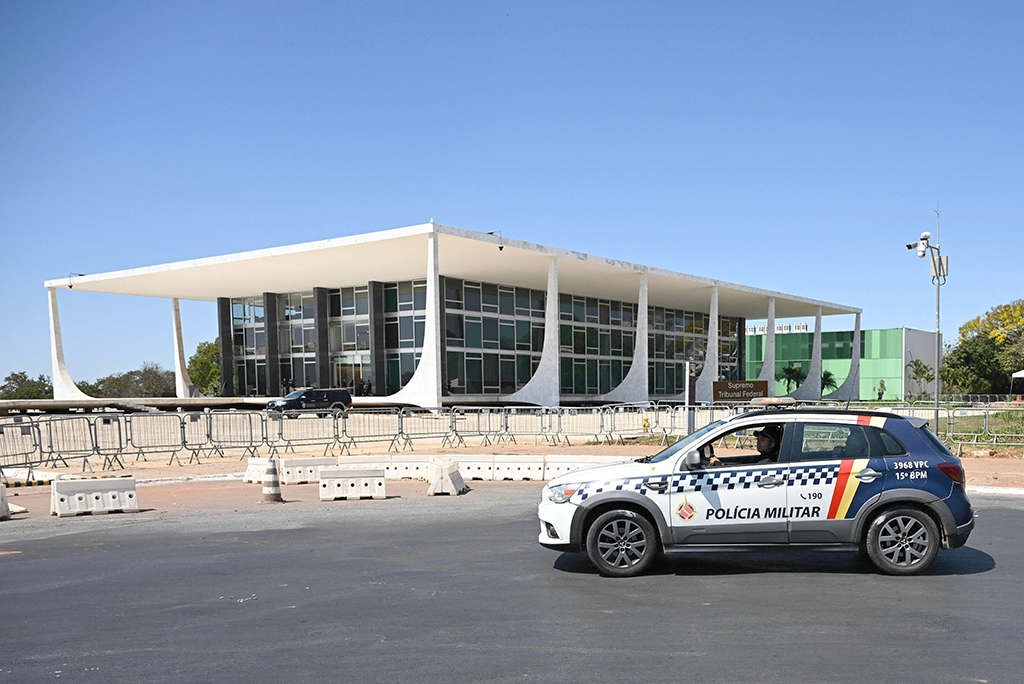 Policiais ocupam preventivamente a praça dos Três Poderes
