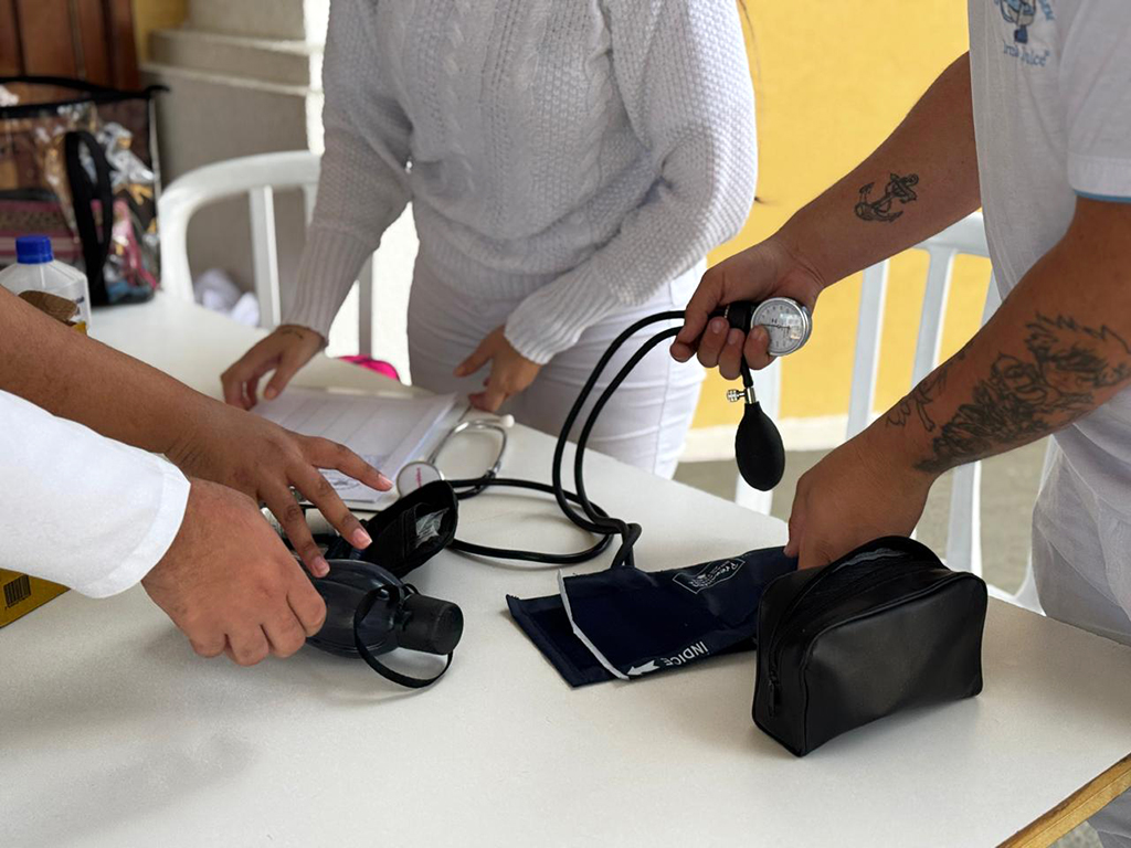 Entre as ações estão a verificação da pressão arterial e da glicemia 